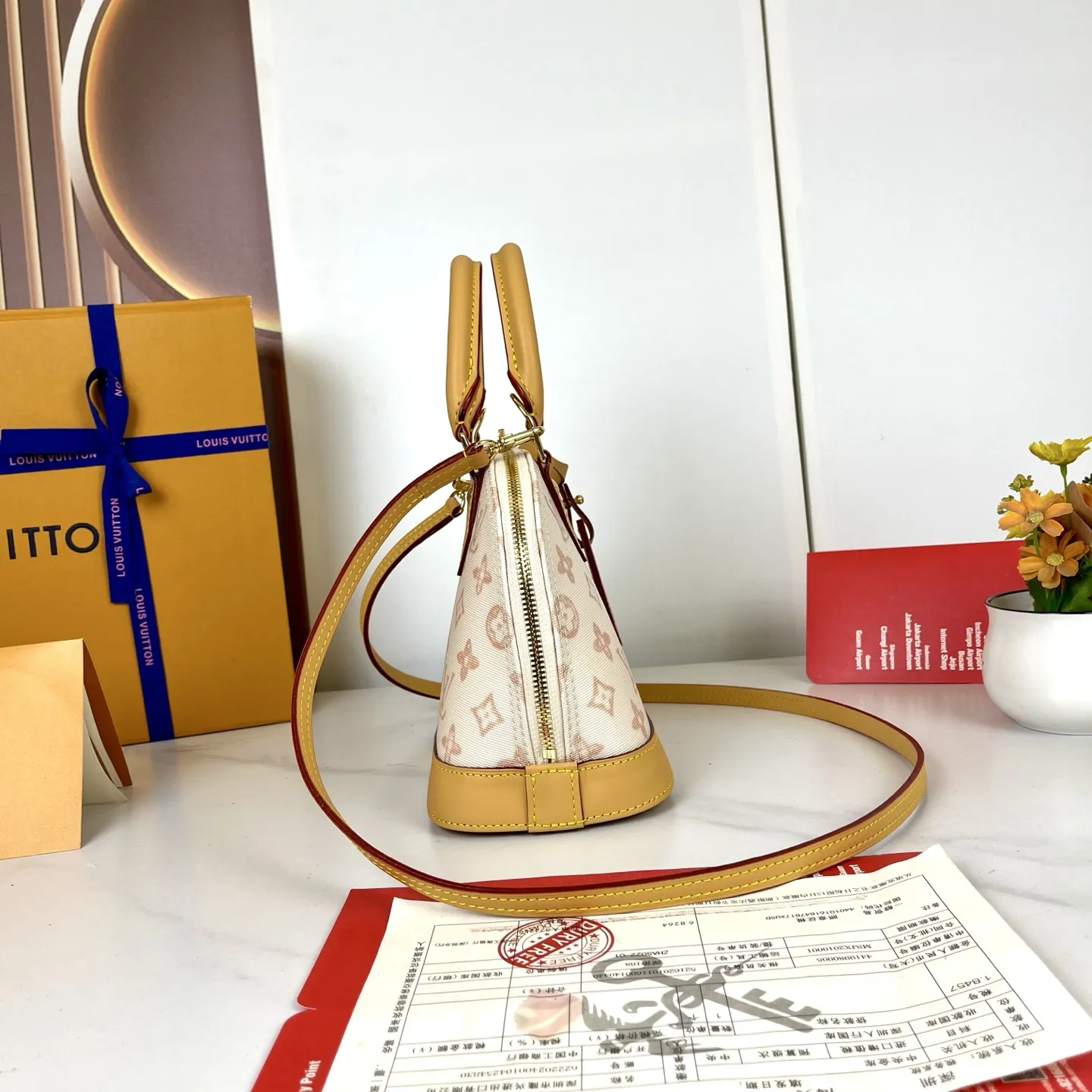 p390,顶级原单 M27525米色 M28272玫红 M28526蓝色LV130周年纪念限定老花系列彩色款 本款 Alma BB 手袋溯源 1934 年的装饰艺术格调,以 Monogram 帆布塑造雅致构型。耀目挂锁与钥匙、Toron 手柄和皮革钥匙包点睛经典元素,可拆卸并调节的肩带方便斜挎。尺寸:17.5 x 11.5 x 23.5 厘米 (高 x 宽 x 长度)