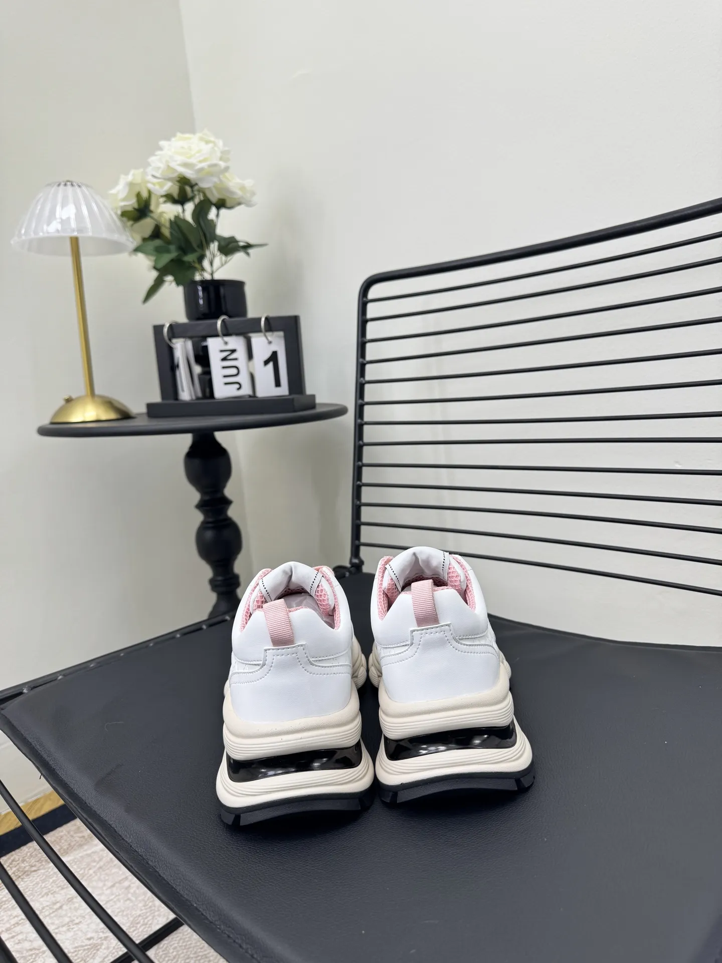 实价不让利P300！ Size:35-41 Chanel 25C新款香奈儿运动休闲鞋 百搭小白鞋 款式搭配不会出错 撞色搭配活力满满啊 侧面压印logo 上脚很秀气 鞋面原版定制材料 原版大底