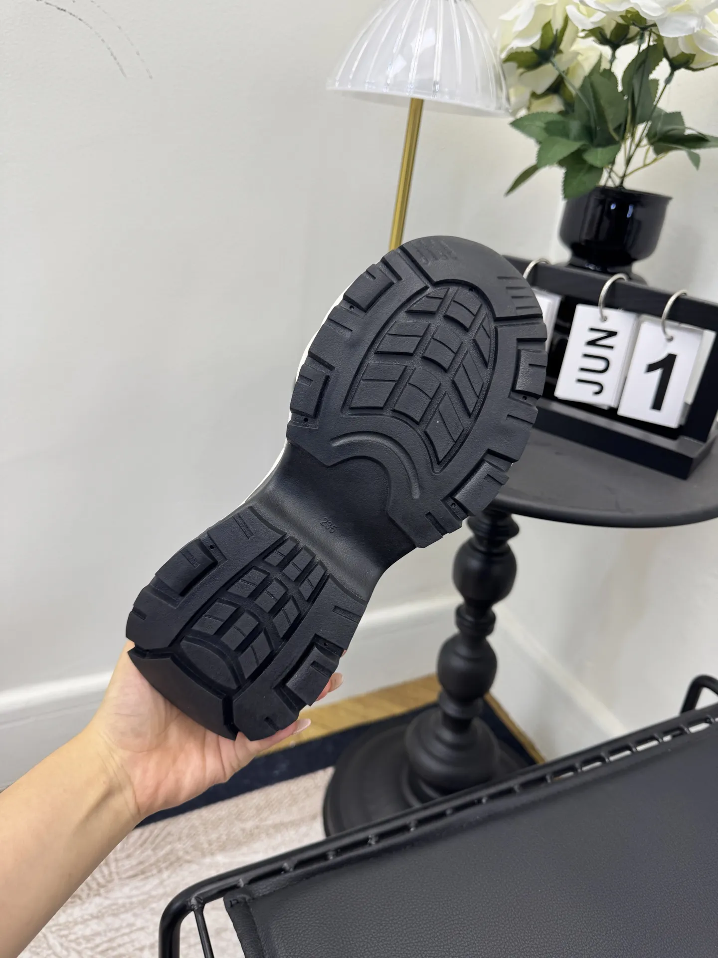 实价不让利P310！ Size: 女款35-41 香奈儿休闲运动鞋 ～原版小牛皮熊猫鞋 Chanel 香奈儿 25C 最新爆款 熊猫 黑白 运动鞋 休闲板鞋 小香 爆款单品 经典黑白 熊猫配色 coco女孩必要入款 面料: 原版定制混种羊皮 内里: 原版进口透气网里 大底: 原版开模橡胶+TPU组合