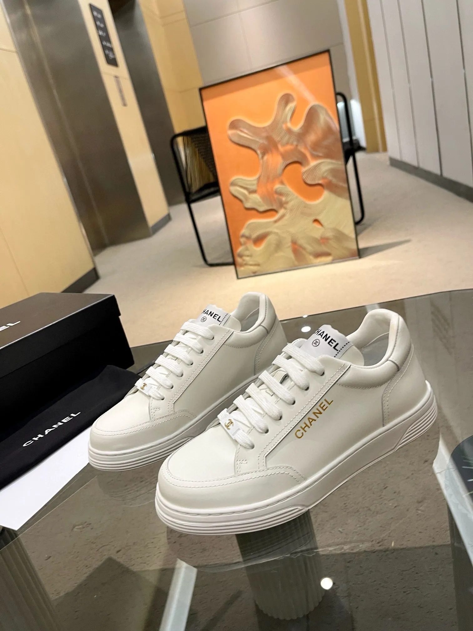 实价不让利P261!2024 ssCHA/香奈儿早春新款 运动鞋各大平台热卖单品~也是网红达人穿搭首选小香整个系列已全面升级 鞋面增加更多时尚元素 鞋面用料拼接鞋面(牛皮+磨砂皮+原版羽绒防水布) 原版双色PHYLON(MD)底, 回弹力好配全套高端包装 码数:35-44!
