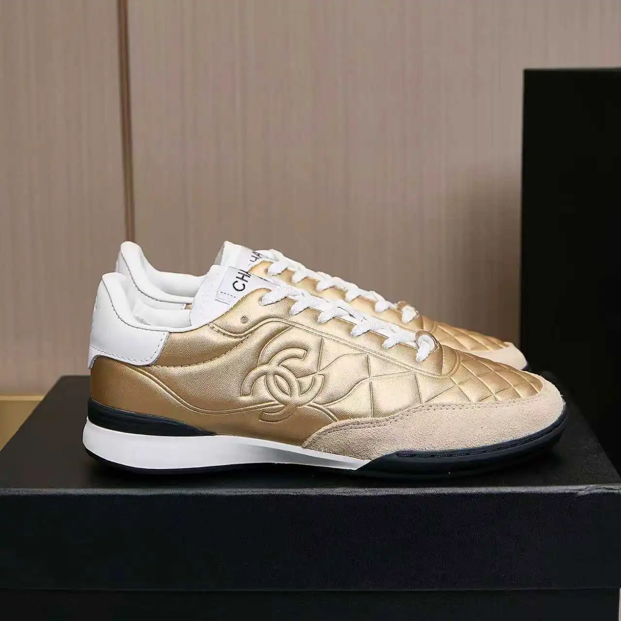 实价不让利P260！Chanel香奈儿&mdash;&mdash;2025专柜顶级休闲款运动鞋 这款经典设计；鞋面多种工艺电绣的风格；大底却时尚运动；不平凡的拥入了多种配色元素&hellip;&hellip; 多元化混搭非常好看百搭，休闲，时尚，运动，户外都能兼顾&hellip;&hellip; ꫛꫀꪝ Go➫ 材料： ❶鞋面采用： 原版进口牛反绒 ❷内里采用： 原版进口透气羊皮 ❸大底根据： 原版TPU大底 专柜精品包装全套女35&ndash;41 男39-45