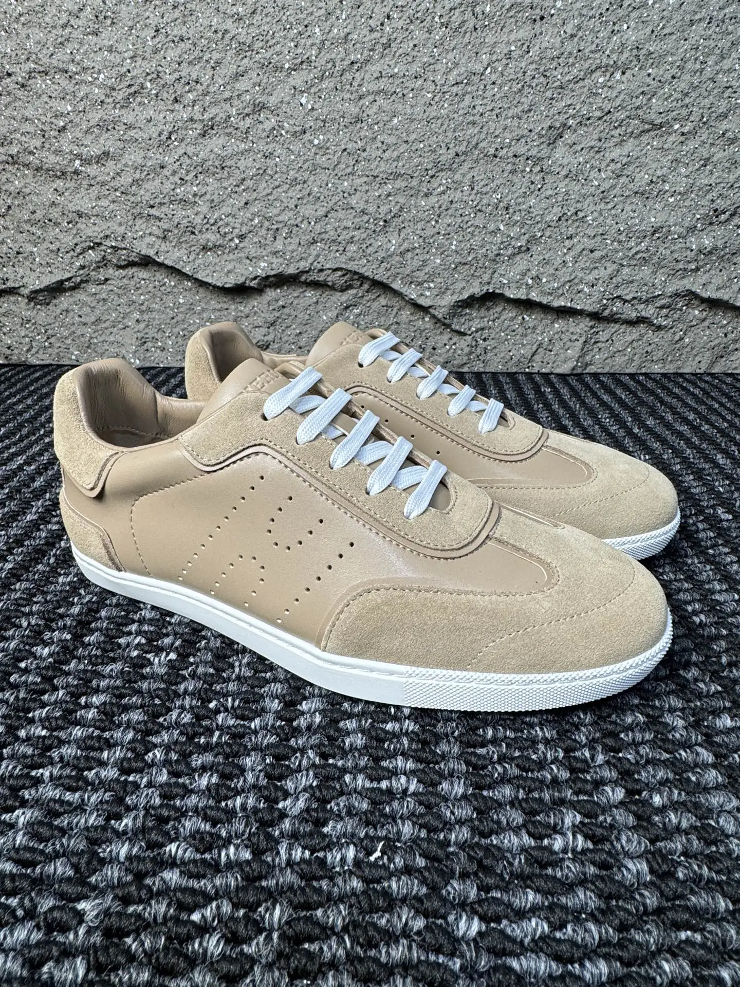 【 HERMES】爱马仕 P219💰 -高端品质 官网同款 -鞋面:🔝纳帕小牛皮、激光冲孔 H 字样 -内里:水染牛皮 -大底:超轻TPU成型大底 -超高品控·做工精细:凸显(高端·贵气·档次) -Size :38-44(45可订做)·