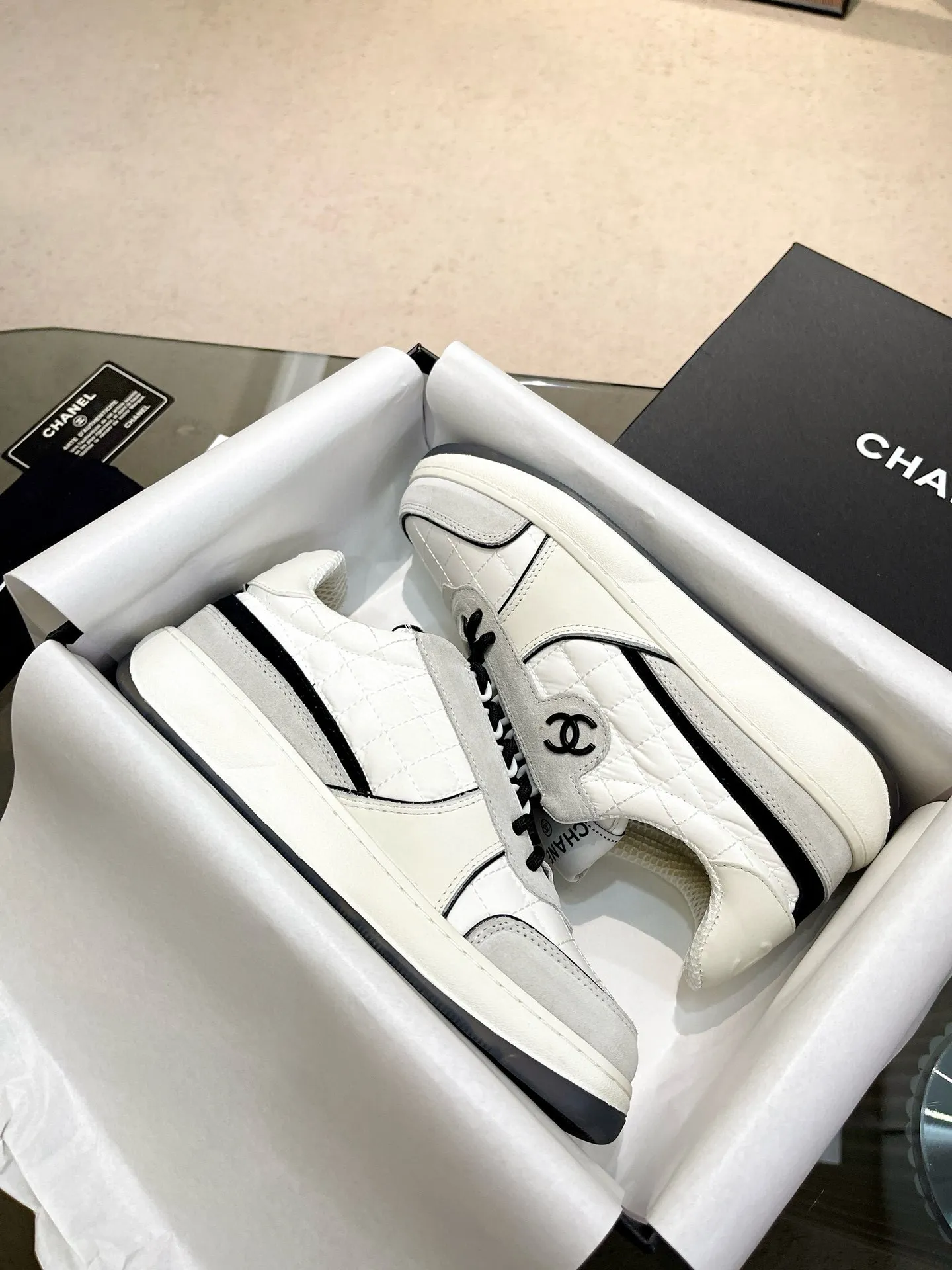 实价不让利P250!2024 ssCHA/香奈儿早春新款 运动鞋各大平台热卖单品~也是网红达人穿搭首选小香整个系列已全面升级 鞋面增加更多时尚元素 鞋面用料拼接鞋面(牛皮+磨砂皮+原版羽绒防水布) 原版双色PHYLON(MD)底, 回弹力好配全套高端包装 码数:35-44!