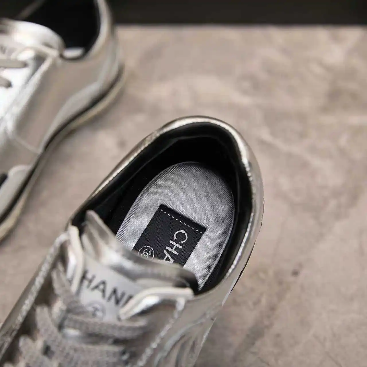 实价不让利P270！Chanel香奈儿&mdash;&mdash;2025专柜顶级休闲款运动鞋 这款经典设计；鞋面多种工艺电绣的风格；大底却时尚运动；不平凡的拥入了多种配色元素&hellip;&hellip; 多元化混搭非常好看百搭，休闲，时尚，运动，户外都能兼顾&hellip;&hellip; ꫛꫀꪝ Go➫ 材料： ❶鞋面采用： 原版进口小牛皮 ❷内里采用： 原版进口透气羊皮里 ❸大底根据： 原版TPU组合大底 专柜精品包装全套女35&ndash;41