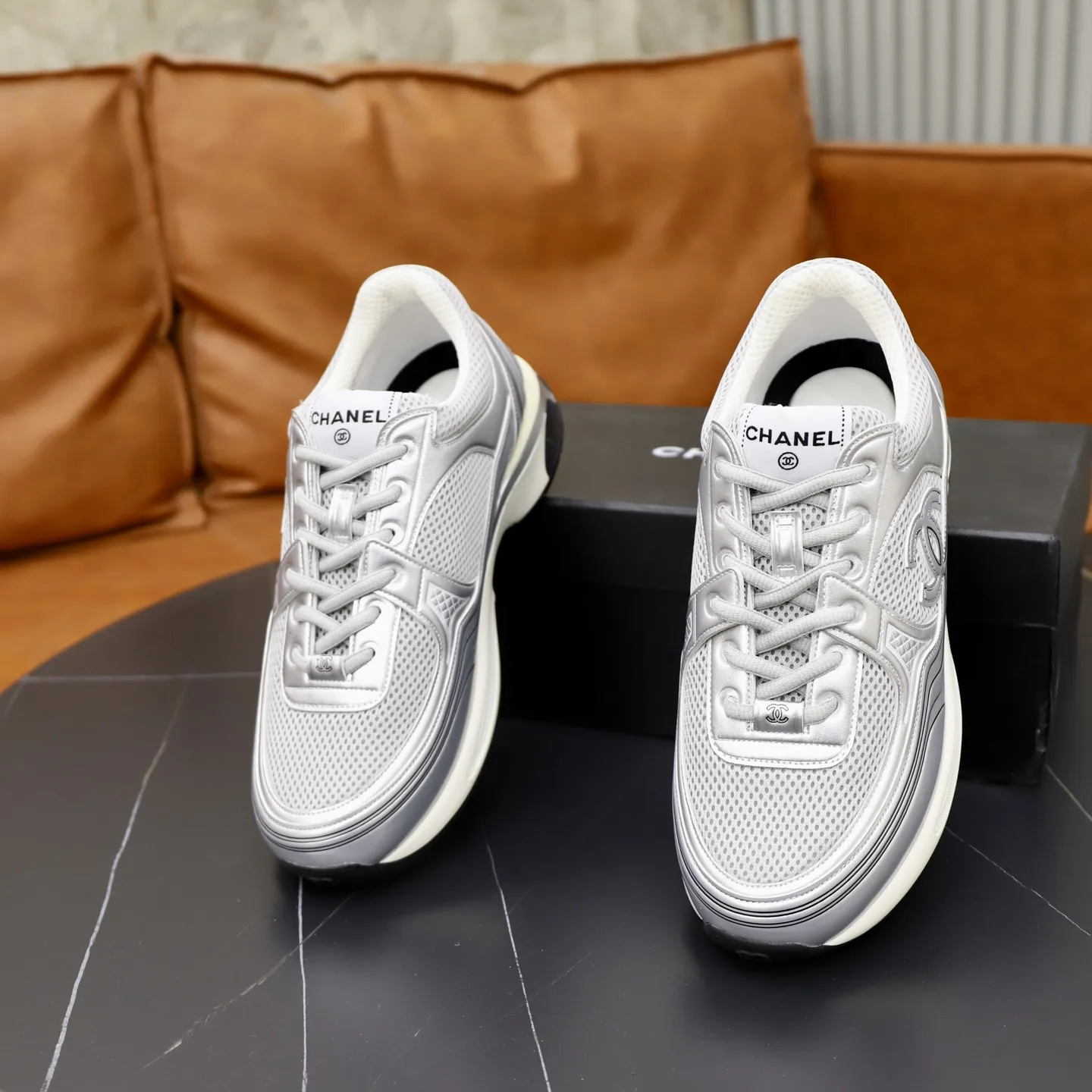 出厂价：310💰 情侣款香奈儿 运动鞋官网经典版， 大气十分亮眼 男女休闲鞋。原版1:1大底 独具时尚前卫气息 ，更显尊贵！是潮男的首选。颜色：码数：35-44（45定制）透气十足 实物图片色