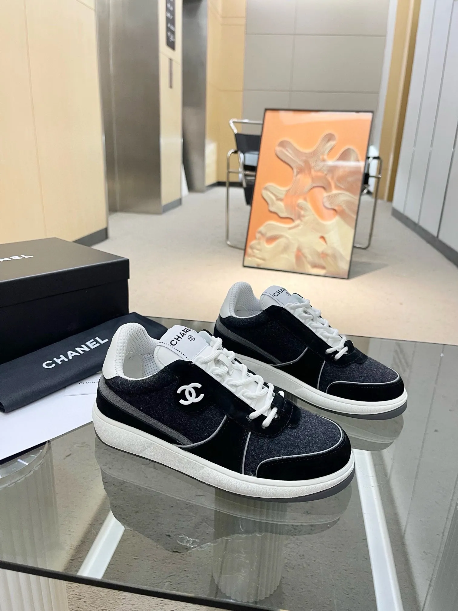 实价不让利P270！2024 ssCHA/香奈儿早春新款 运动鞋各大平台热卖单品~也是网红达人穿搭首选小香整个系列已全面升级 鞋面增加更多时尚元素 鞋面用料拼接鞋面（牛皮+磨砂皮+原版羽绒防水布） 原版双色PHYLON(MD)底， 回弹力好配全套高端包装 码数:35-44！