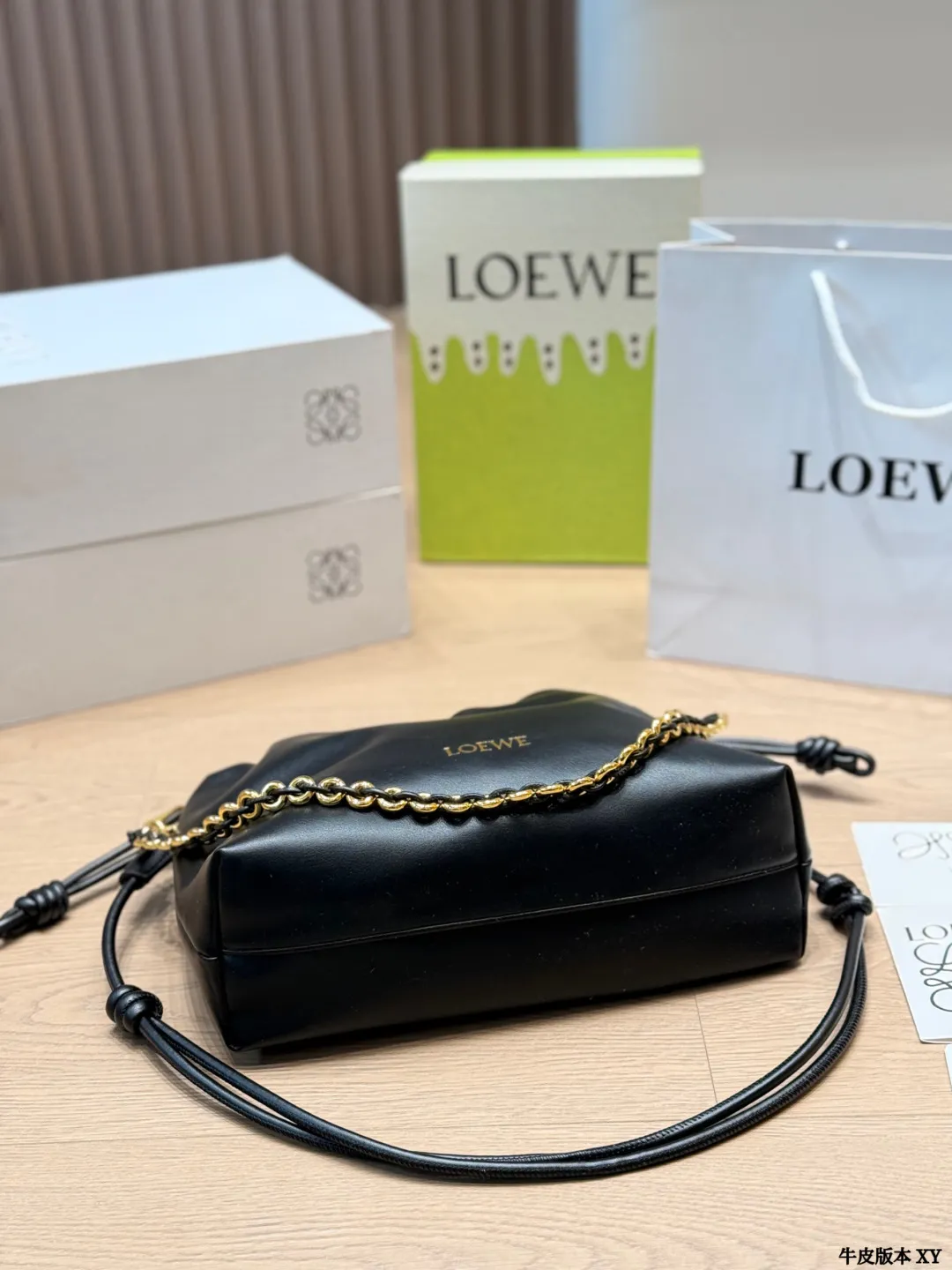 牛皮版本 p175/p170 Loewe Flamenco福袋包 Loewe Flamenco福袋包,黑色牛皮+金属链条,简约又有辨识度!抽绳设计超实用,日常通勤、休闲都能轻松驾驭✨。柔软牛皮手感超赞,链条细节提升质感,还很耐用。中号&小号尺寸,随心搭配,满足不同场合需求。Flamenco系列灵感来自西班牙文化,艺术感满满,是时尚与实用兼具的轻奢包包! 尺寸 30 20cm 15 16cm
