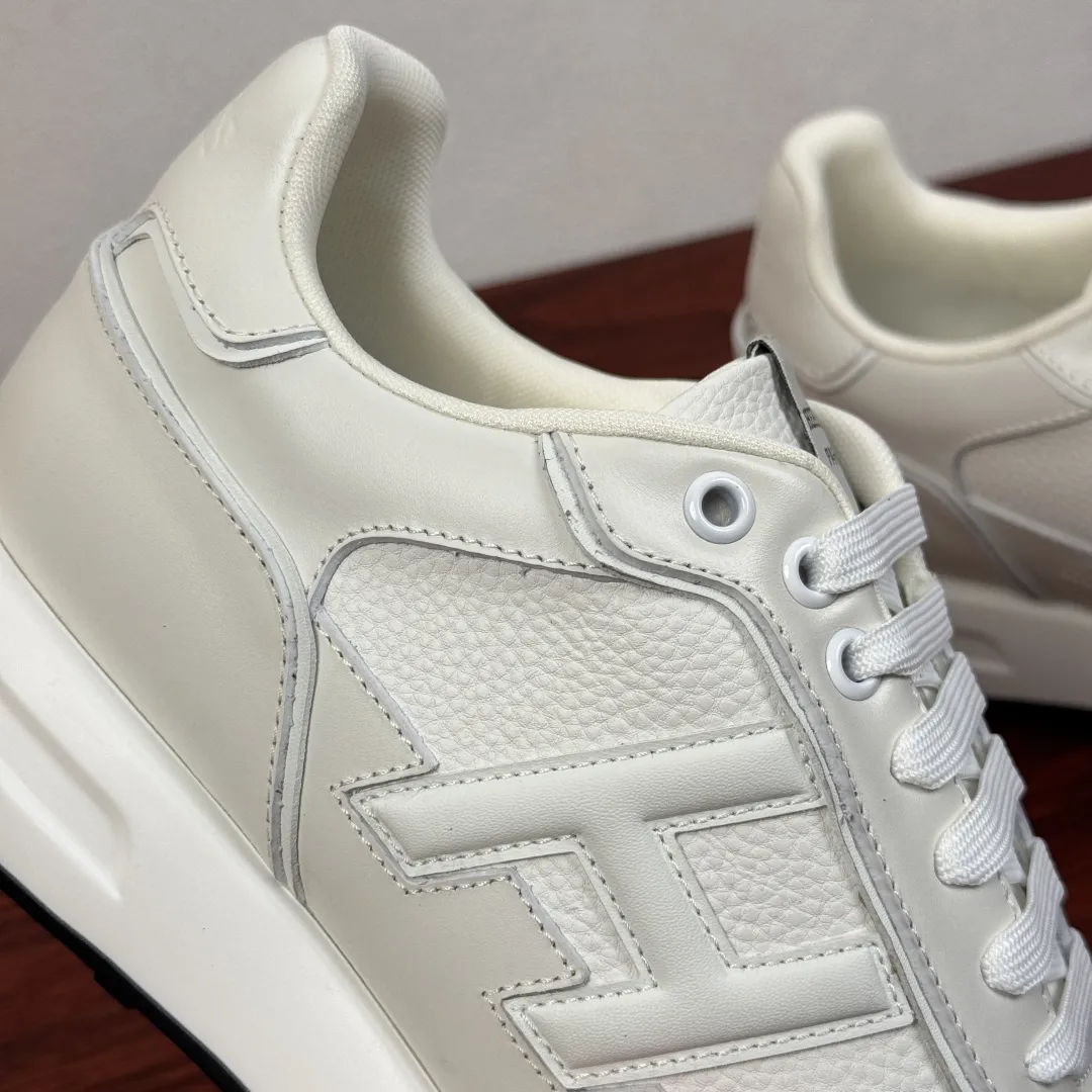 批380 Hermes/爱马仕 Match系列运动鞋 新款出货!复古休闲运动鞋|意式匠艺与法式优雅的碰撞!鞋面甄选细腻粒面小牛皮与柔软麂皮,搭配透气网布拼接,层次丰富且质感高级,每一处缝线都彰显手工匠艺。标志性立体“H”字母缀饰,既是品牌辨识度的体现,也是复古美学的点睛之笔。轻量化橡胶大底搭配缓震中底,行走时柔韧回弹,久穿不累。经典系带设计贴合脚型,多色可选适配不同穿搭场景,无论是商务通勤还是休闲出街,都能轻松驾驭。多重款式可选,满足不同场景搭配需求,全套包装! 尺码:39-40-41-43-43-44皮鞋尺码(可定制38.45) 货号:H1211全皮 白色