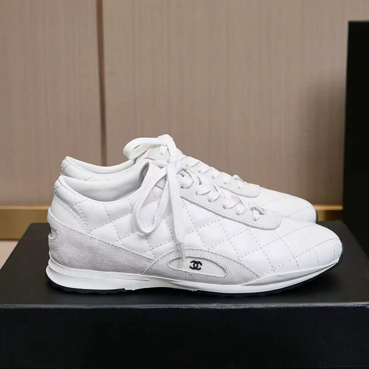 实价不让利P260！Chanel香奈儿&mdash;&mdash;2025专柜顶级休闲款运动鞋 这款经典设计；鞋面多种工艺电绣的风格；大底却时尚运动；不平凡的拥入了多种配色元素&hellip;&hellip; 多元化混搭非常好看百搭，休闲，时尚，运动，户外都能兼顾&hellip;&hellip; ꫛꫀꪝ Go➫ 材料： ❶鞋面采用： 原版进口高丝光牛反绒 ❷内里采用： 原版进口透气网 ❸大底根据： 原版TPU组合大底 专柜精品包装全套女35&ndash;41 男38-46