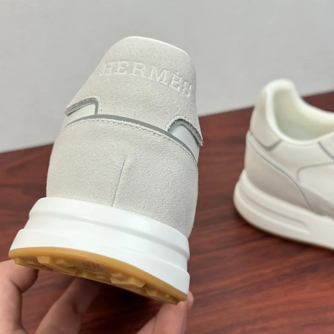 批380 Hermes/爱马仕 Match系列运动鞋 新款出货!复古休闲运动鞋|意式匠艺与法式优雅的碰撞!鞋面甄选细腻粒面小牛皮与柔软麂皮,搭配透气网布拼接,层次丰富且质感高级,每一处缝线都彰显手工匠艺。标志性立体“H”字母缀饰,既是品牌辨识度的体现,也是复古美学的点睛之笔。轻量化橡胶大底搭配缓震中底,行走时柔韧回弹,久穿不累。经典系带设计贴合脚型,多色可选适配不同穿搭场景,无论是商务通勤还是休闲出街,都能轻松驾驭。多重款式可选,满足不同场景搭配需求,全套包装! 尺码:39-40-41-43-43-44皮鞋尺码(可定制38.45) 货号:H1211反绒布 白色