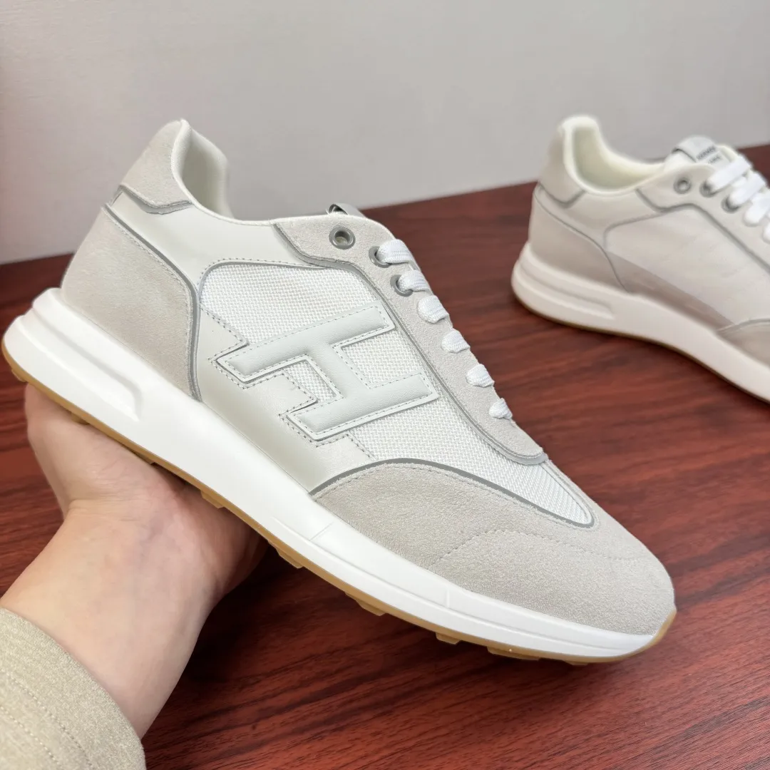 批380 Hermes/爱马仕 Match系列运动鞋 新款出货！复古休闲运动鞋｜意式匠艺与法式优雅的碰撞！鞋面甄选细腻粒面小牛皮与柔软麂皮，搭配透气网布拼接，层次丰富且质感高级，每一处缝线都彰显手工匠艺。标志性立体&ldquo;H&rdquo;字母缀饰，既是品牌辨识度的体现，也是复古美学的点睛之笔。轻量化橡胶大底搭配缓震中底，行走时柔韧回弹，久穿不累。经典系带设计贴合脚型，多色可选适配不同穿搭场景，无论是商务通勤还是休闲出街，都能轻松驾驭。多重款式可选，满足不同场景搭配需求，全套包装！ 尺码：39-40-41-43-43-44皮鞋尺码（可定制38.45） 货号：H1211反绒布 白色