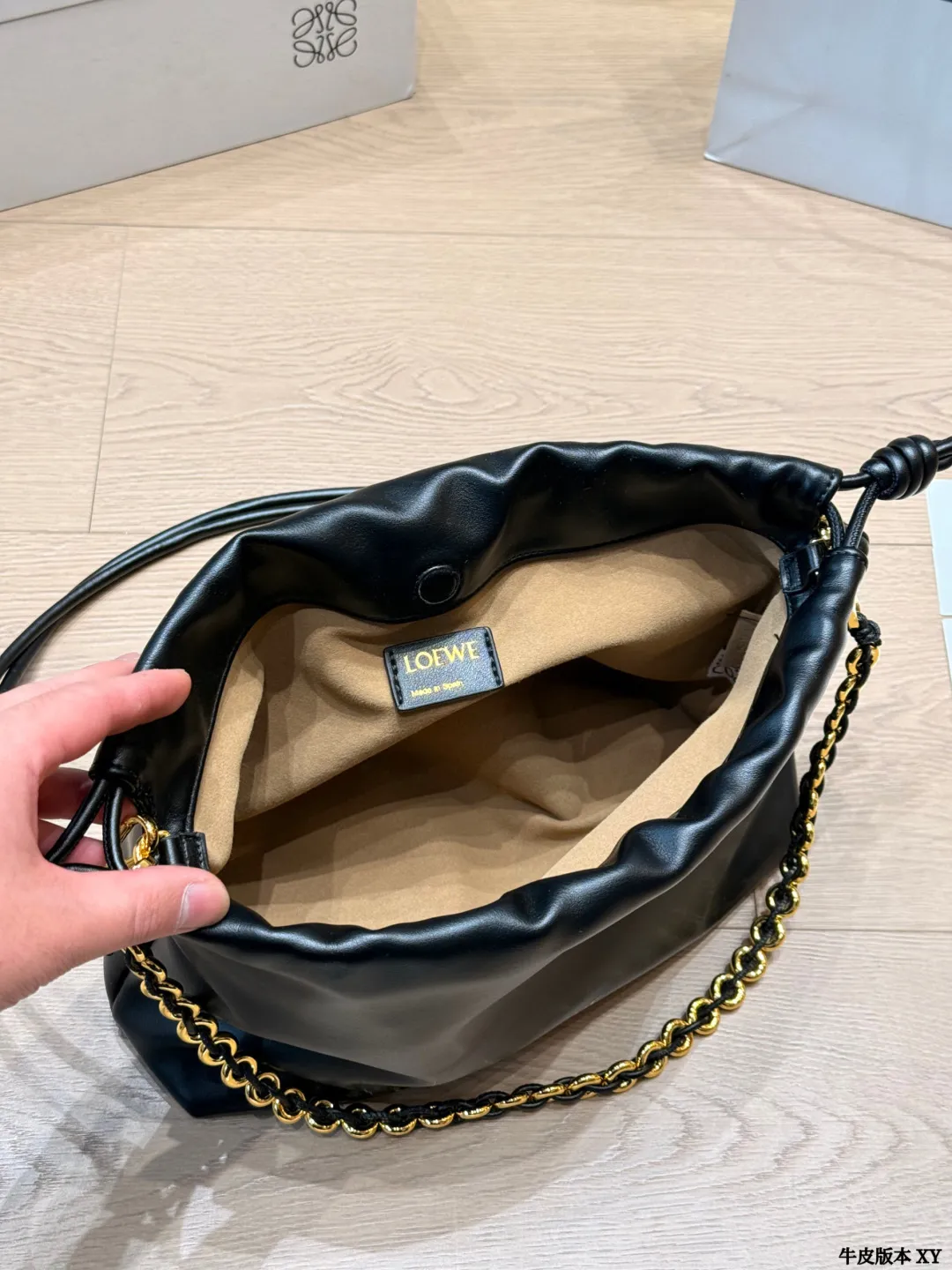 牛皮版本 p175/p170 Loewe Flamenco福袋包 Loewe Flamenco福袋包,黑色牛皮+金属链条,简约又有辨识度!抽绳设计超实用,日常通勤、休闲都能轻松驾驭✨。柔软牛皮手感超赞,链条细节提升质感,还很耐用。中号&小号尺寸,随心搭配,满足不同场合需求。Flamenco系列灵感来自西班牙文化,艺术感满满,是时尚与实用兼具的轻奢包包! 尺寸 30 20cm 15 16cm