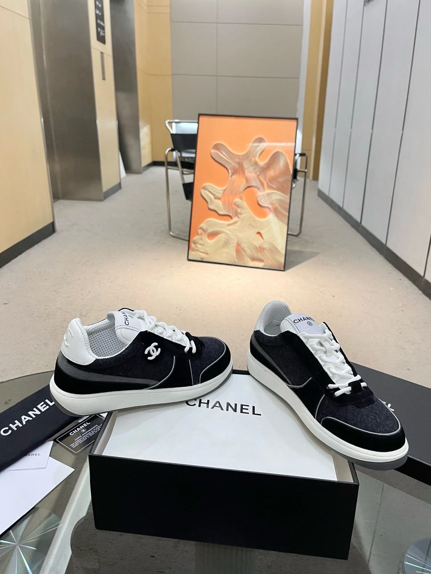 实价不让利P270！2024 ssCHA/香奈儿早春新款 运动鞋各大平台热卖单品~也是网红达人穿搭首选小香整个系列已全面升级 鞋面增加更多时尚元素 鞋面用料拼接鞋面（牛皮+磨砂皮+原版羽绒防水布） 原版双色PHYLON(MD)底， 回弹力好配全套高端包装 码数:35-44！