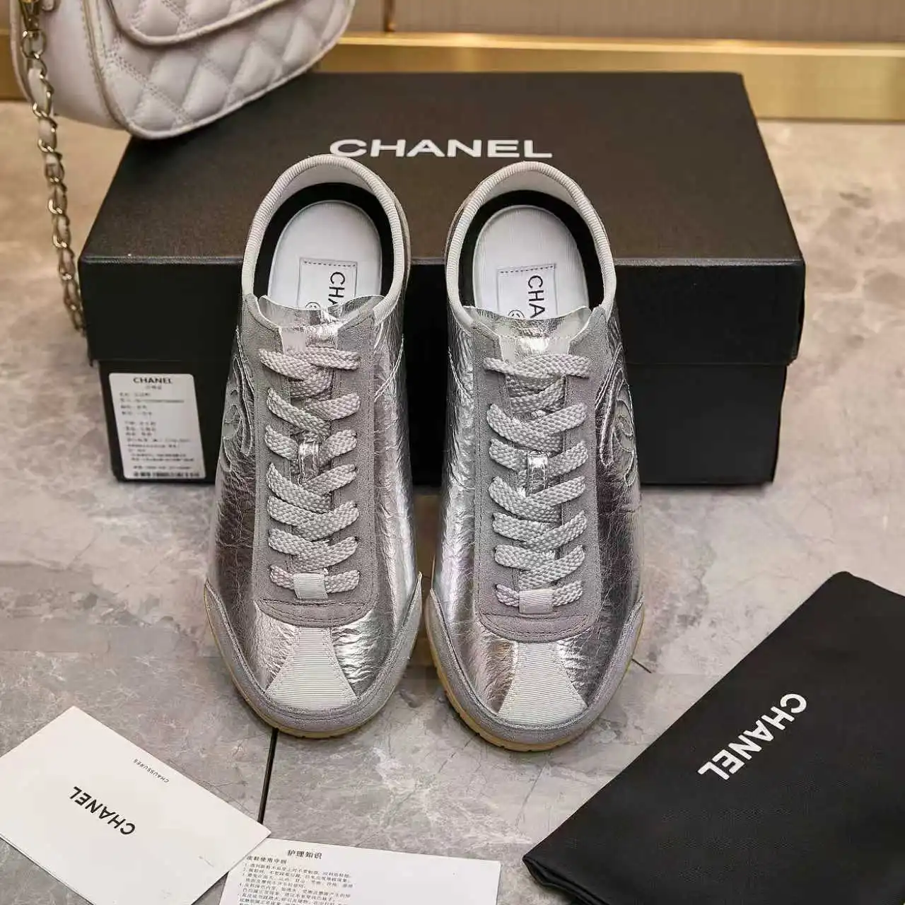 实价不让利P260!Chanel香奈儿——2025专柜顶级休闲款运动鞋 这款经典设计;鞋面多种工艺的风格;大底却时尚运动;不平凡的拥入了多种配色元素…… 多元化混搭非常好看百搭,休闲,时尚,运动,户外都能兼顾…… ꫛꫀꪝ Go➫ 材料: ❶鞋面采用: 原版进口牛皮 ❷内里采用: 原版进口透气羊皮 ❸大底根据: 原版TPU大底 专柜精品包装全套女35–41