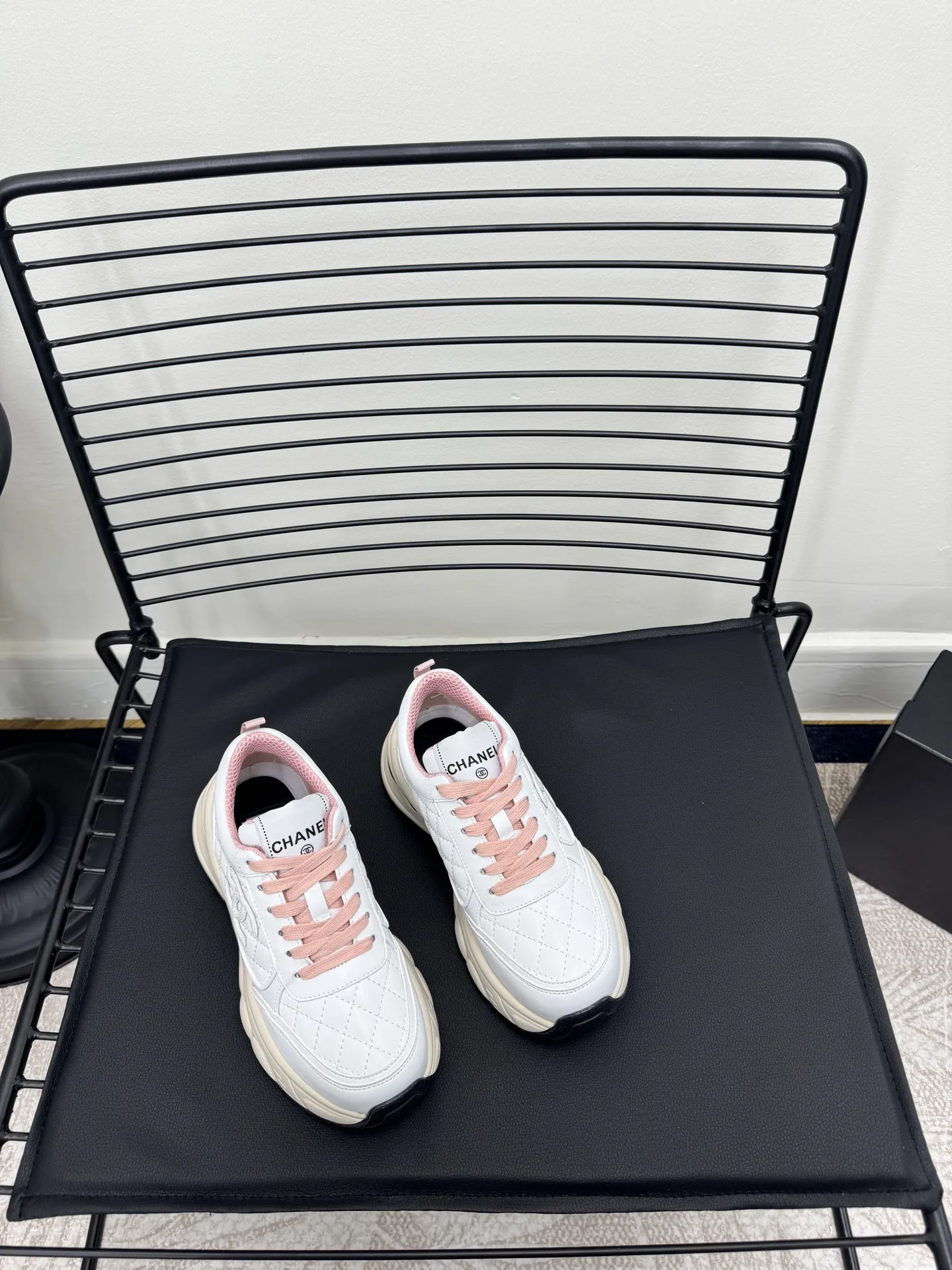 实价不让利P300！ Size:35-41 Chanel 25C新款香奈儿运动休闲鞋 百搭小白鞋 款式搭配不会出错 撞色搭配活力满满啊 侧面压印logo 上脚很秀气 鞋面原版定制材料 原版大底