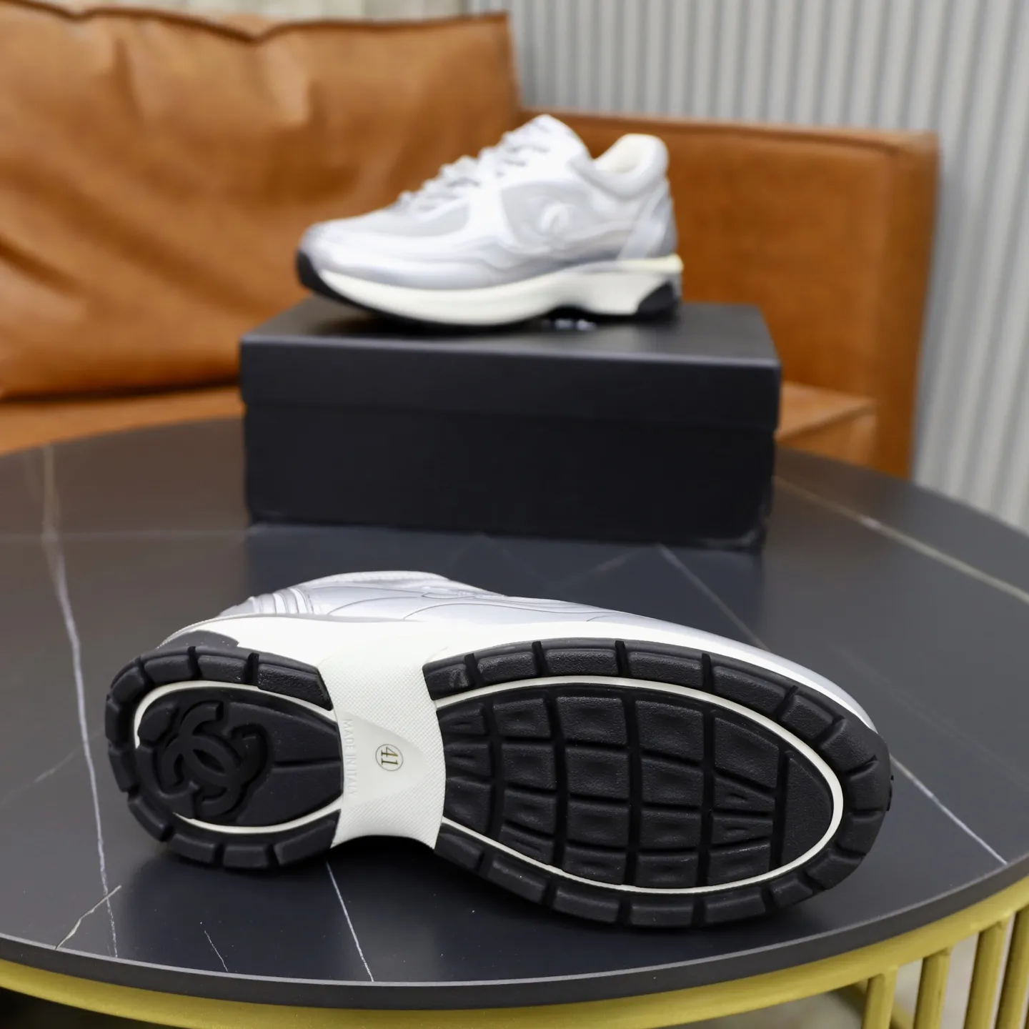 出厂价：310💰 情侣款香奈儿 运动鞋官网经典版， 大气十分亮眼 男女休闲鞋。原版1:1大底 独具时尚前卫气息 ，更显尊贵！是潮男的首选。颜色：码数：35-44（45定制）透气十足 实物图片色