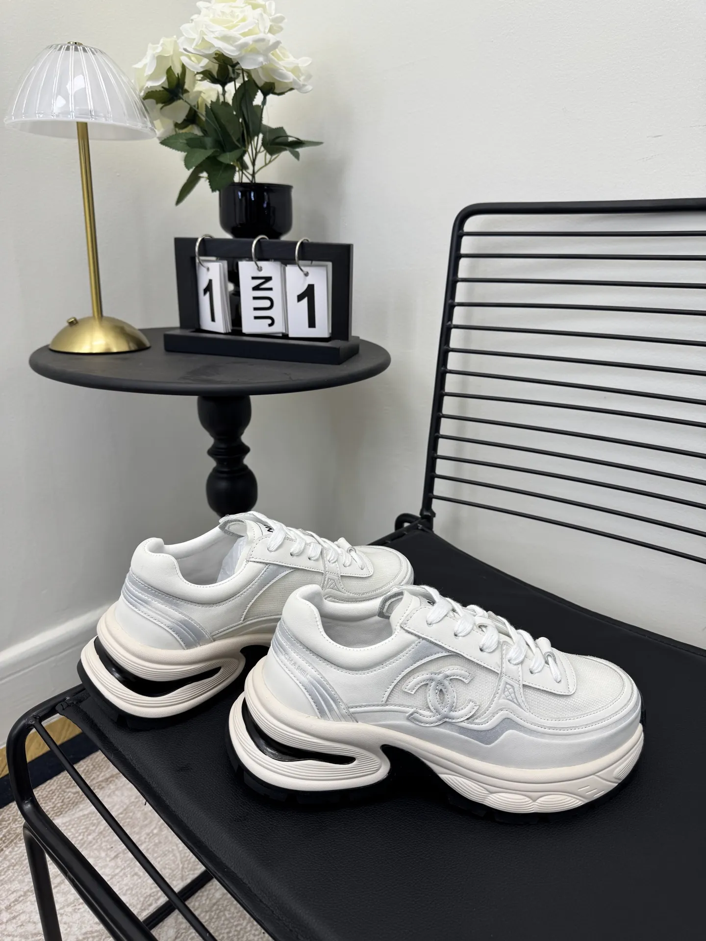 实价不让利P310! Size: 女款35-41 香奈儿休闲运动鞋 ~原版小牛皮熊猫鞋 Chanel 香奈儿 25C 最新爆款 熊猫 黑白 运动鞋 休闲板鞋 小香 爆款单品 经典黑白 熊猫配色 coco女孩必要入款 面料: 原版定制混种羊皮 内里: 原版进口透气网里 大底: 原版开模橡胶+TPU组合