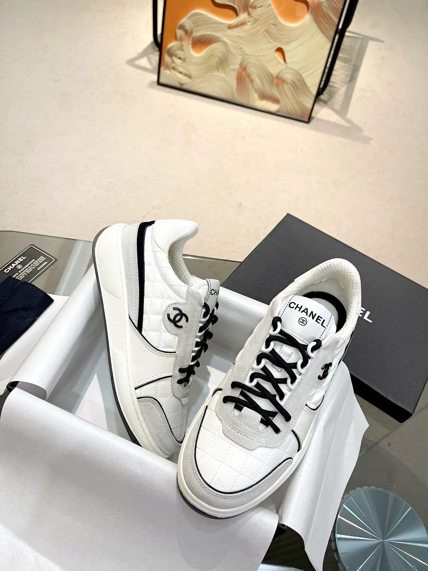 实价不让利P250！2024 ssCHA/香奈儿早春新款 运动鞋各大平台热卖单品~也是网红达人穿搭首选小香整个系列已全面升级 鞋面增加更多时尚元素 鞋面用料拼接鞋面（牛皮+磨砂皮+原版羽绒防水布） 原版双色PHYLON(MD)底， 回弹力好配全套高端包装 码数:35-44！
