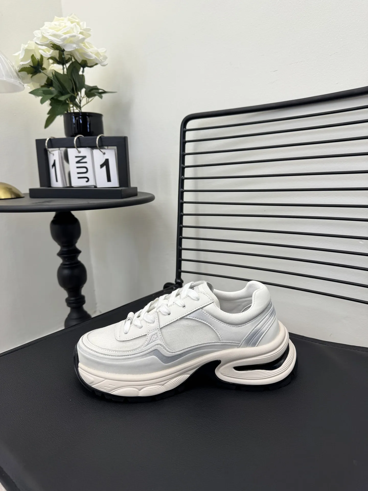 实价不让利P310！ Size: 女款35-41 香奈儿休闲运动鞋 ～原版小牛皮熊猫鞋 Chanel 香奈儿 25C 最新爆款 熊猫 黑白 运动鞋 休闲板鞋 小香 爆款单品 经典黑白 熊猫配色 coco女孩必要入款 面料: 原版定制混种羊皮 内里: 原版进口透气网里 大底: 原版开模橡胶+TPU组合