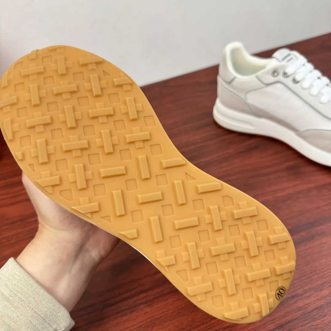 批380 Hermes/爱马仕 Match系列运动鞋 新款出货!复古休闲运动鞋|意式匠艺与法式优雅的碰撞!鞋面甄选细腻粒面小牛皮与柔软麂皮,搭配透气网布拼接,层次丰富且质感高级,每一处缝线都彰显手工匠艺。标志性立体“H”字母缀饰,既是品牌辨识度的体现,也是复古美学的点睛之笔。轻量化橡胶大底搭配缓震中底,行走时柔韧回弹,久穿不累。经典系带设计贴合脚型,多色可选适配不同穿搭场景,无论是商务通勤还是休闲出街,都能轻松驾驭。多重款式可选,满足不同场景搭配需求,全套包装! 尺码:39-40-41-43-43-44皮鞋尺码(可定制38.45) 货号:H1211反绒布 白色