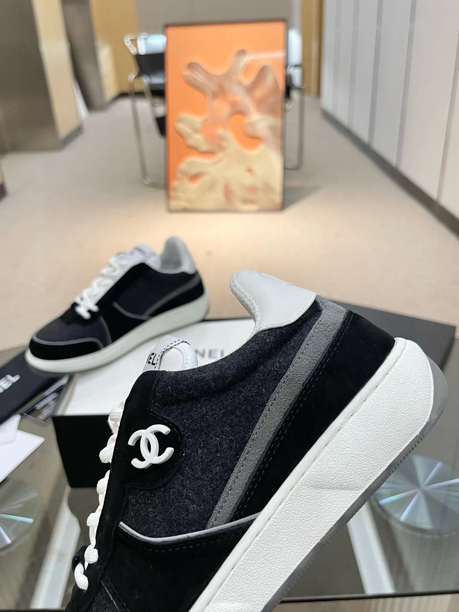 实价不让利P270！2024 ssCHA/香奈儿早春新款 运动鞋各大平台热卖单品~也是网红达人穿搭首选小香整个系列已全面升级 鞋面增加更多时尚元素 鞋面用料拼接鞋面（牛皮+磨砂皮+原版羽绒防水布） 原版双色PHYLON(MD)底， 回弹力好配全套高端包装 码数:35-44！