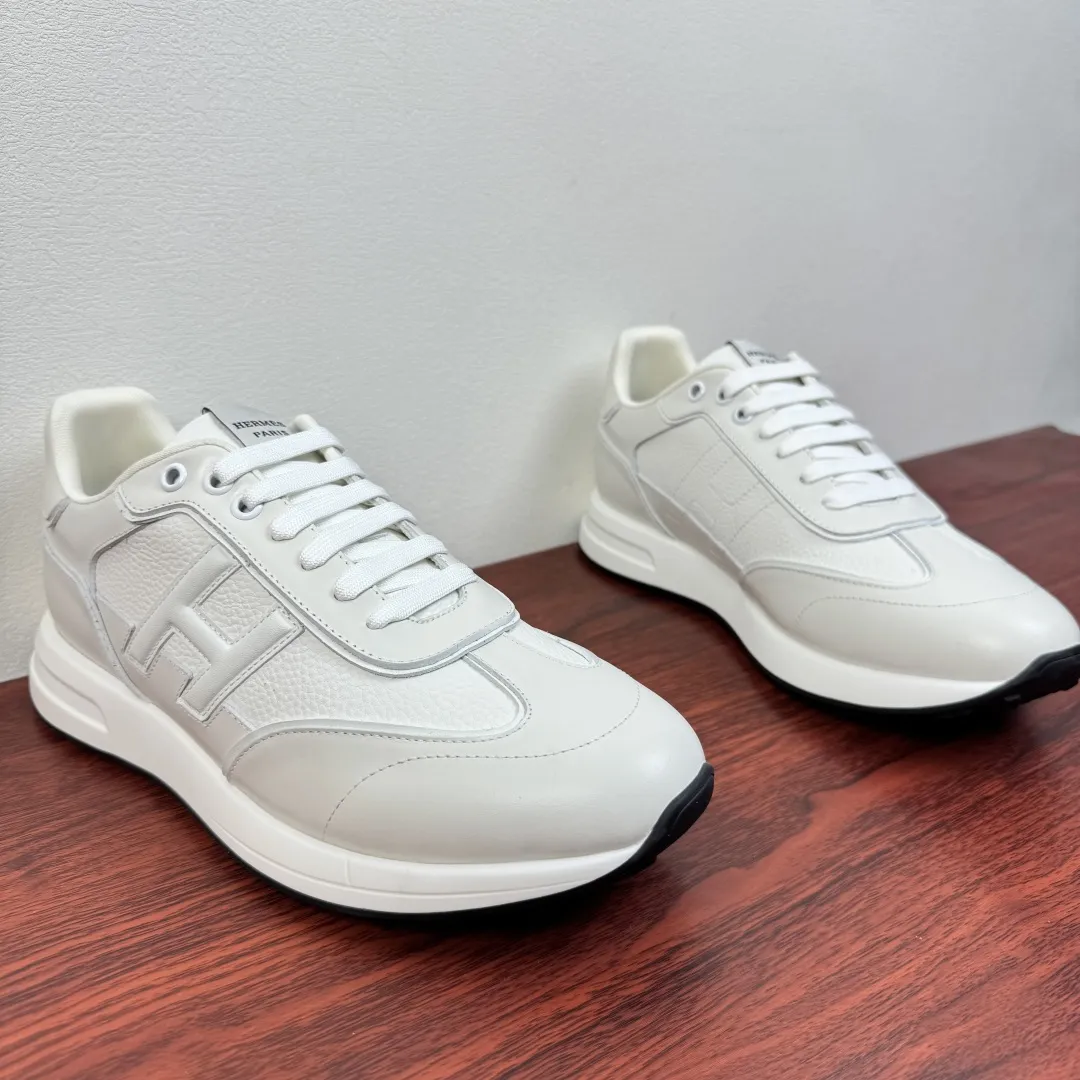 批380 Hermes/爱马仕 Match系列运动鞋 新款出货!复古休闲运动鞋|意式匠艺与法式优雅的碰撞!鞋面甄选细腻粒面小牛皮与柔软麂皮,搭配透气网布拼接,层次丰富且质感高级,每一处缝线都彰显手工匠艺。标志性立体“H”字母缀饰,既是品牌辨识度的体现,也是复古美学的点睛之笔。轻量化橡胶大底搭配缓震中底,行走时柔韧回弹,久穿不累。经典系带设计贴合脚型,多色可选适配不同穿搭场景,无论是商务通勤还是休闲出街,都能轻松驾驭。多重款式可选,满足不同场景搭配需求,全套包装! 尺码:39-40-41-43-43-44皮鞋尺码(可定制38.45) 货号:H1211全皮 白色
