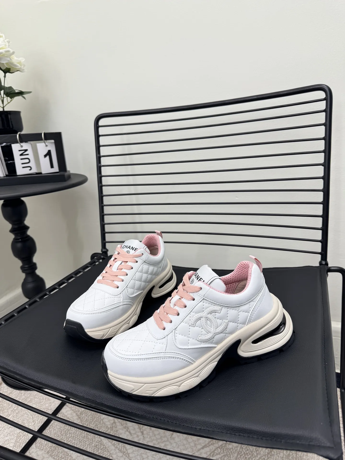实价不让利P300! Size:35-41 Chanel 25C新款香奈儿运动休闲鞋 百搭小白鞋 款式搭配不会出错 撞色搭配活力满满啊 侧面压印logo 上脚很秀气 鞋面原版定制材料 原版大底