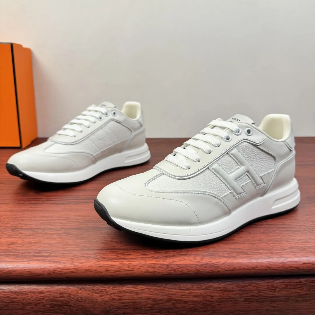 批380 Hermes/爱马仕 Match系列运动鞋 新款出货!复古休闲运动鞋|意式匠艺与法式优雅的碰撞!鞋面甄选细腻粒面小牛皮与柔软麂皮,搭配透气网布拼接,层次丰富且质感高级,每一处缝线都彰显手工匠艺。标志性立体“H”字母缀饰,既是品牌辨识度的体现,也是复古美学的点睛之笔。轻量化橡胶大底搭配缓震中底,行走时柔韧回弹,久穿不累。经典系带设计贴合脚型,多色可选适配不同穿搭场景,无论是商务通勤还是休闲出街,都能轻松驾驭。多重款式可选,满足不同场景搭配需求,全套包装! 尺码:39-40-41-43-43-44皮鞋尺码(可定制38.45) 货号:H1211全皮 白色