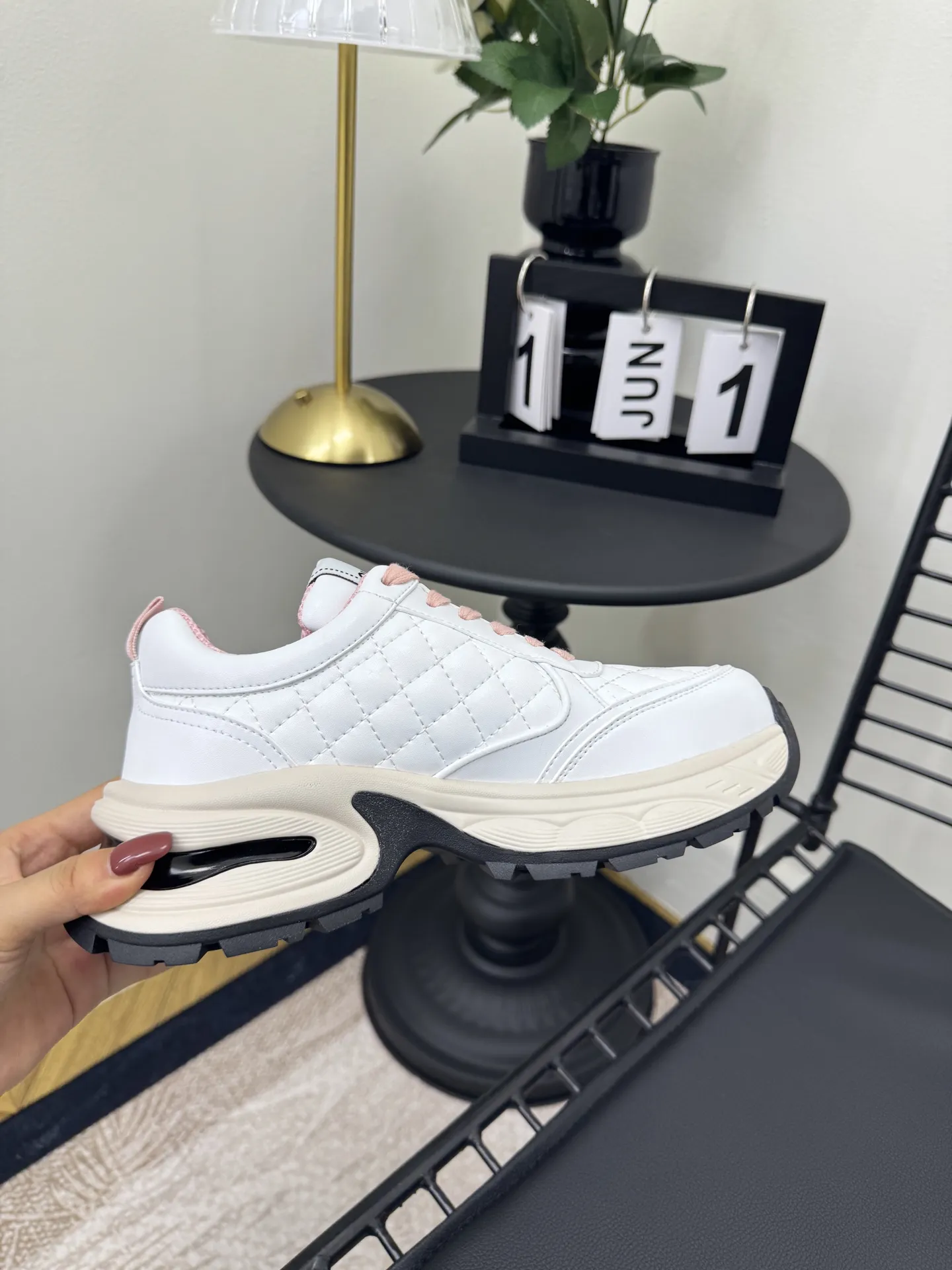 实价不让利P300！ Size:35-41 Chanel 25C新款香奈儿运动休闲鞋 百搭小白鞋 款式搭配不会出错 撞色搭配活力满满啊 侧面压印logo 上脚很秀气 鞋面原版定制材料 原版大底