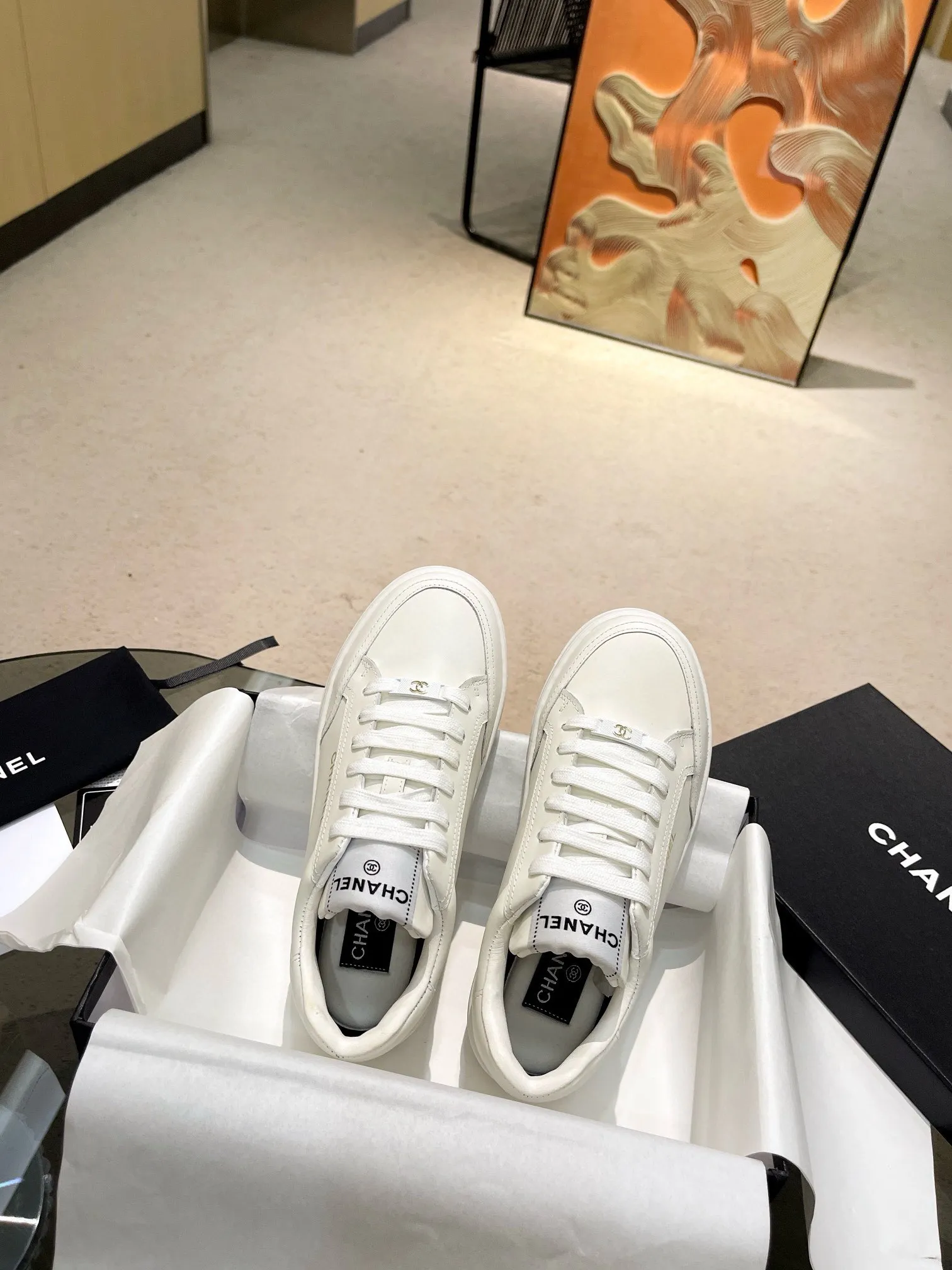 实价不让利P261!2024 ssCHA/香奈儿早春新款 运动鞋各大平台热卖单品~也是网红达人穿搭首选小香整个系列已全面升级 鞋面增加更多时尚元素 鞋面用料拼接鞋面(牛皮+磨砂皮+原版羽绒防水布) 原版双色PHYLON(MD)底, 回弹力好配全套高端包装 码数:35-44!