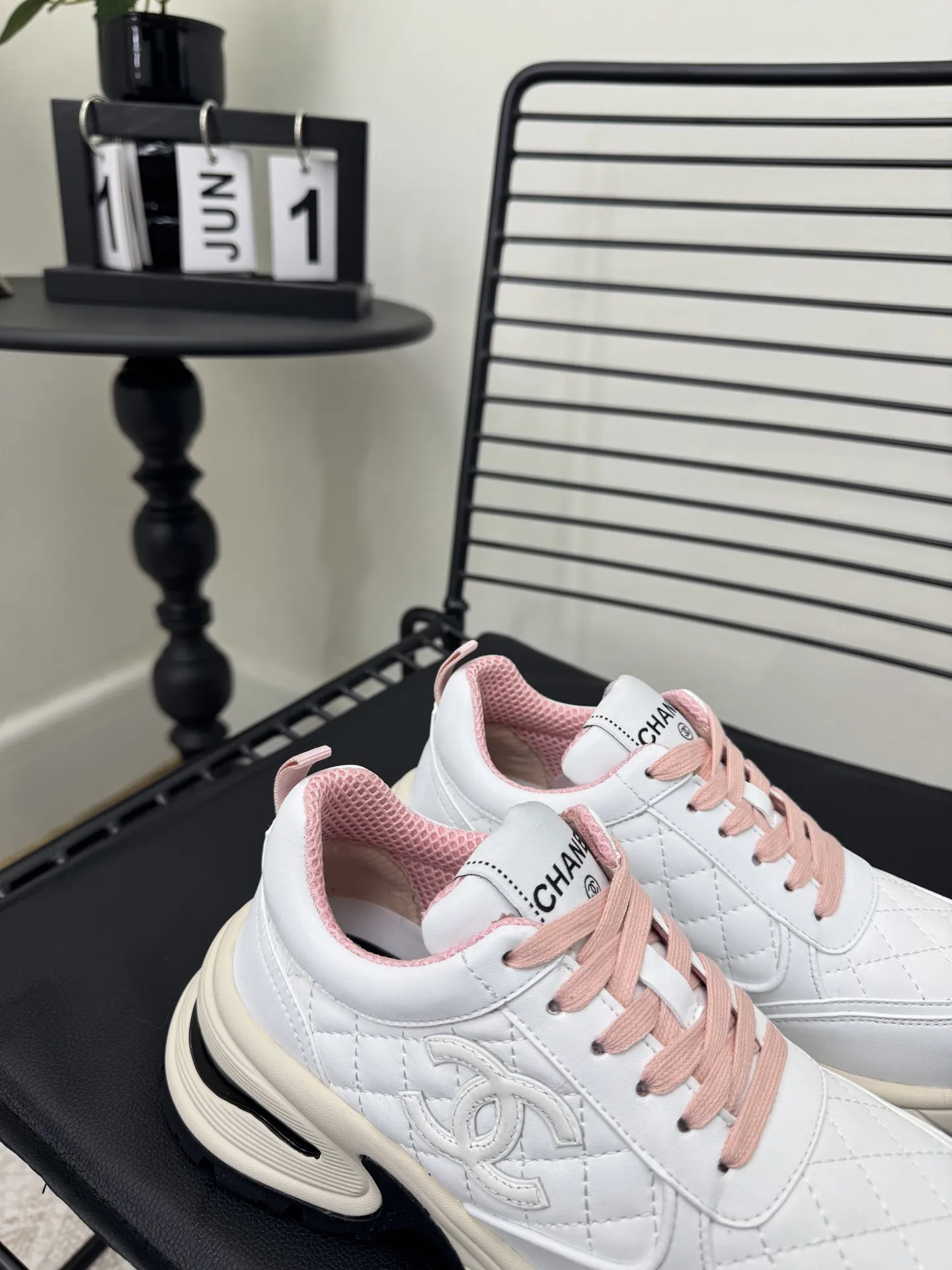 实价不让利P300！ Size:35-41 Chanel 25C新款香奈儿运动休闲鞋 百搭小白鞋 款式搭配不会出错 撞色搭配活力满满啊 侧面压印logo 上脚很秀气 鞋面原版定制材料 原版大底