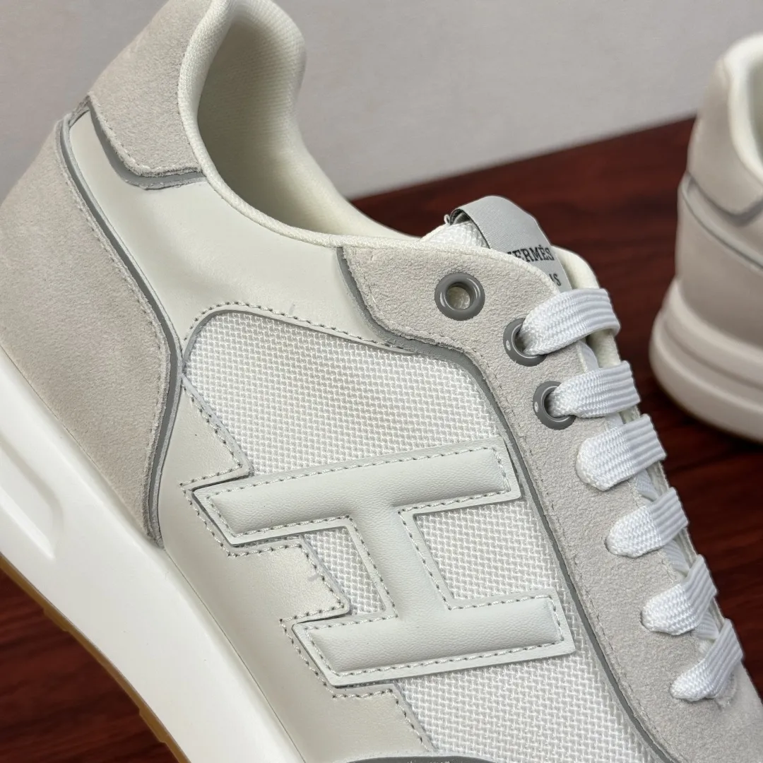 批380 Hermes/爱马仕 Match系列运动鞋 新款出货!复古休闲运动鞋|意式匠艺与法式优雅的碰撞!鞋面甄选细腻粒面小牛皮与柔软麂皮,搭配透气网布拼接,层次丰富且质感高级,每一处缝线都彰显手工匠艺。标志性立体“H”字母缀饰,既是品牌辨识度的体现,也是复古美学的点睛之笔。轻量化橡胶大底搭配缓震中底,行走时柔韧回弹,久穿不累。经典系带设计贴合脚型,多色可选适配不同穿搭场景,无论是商务通勤还是休闲出街,都能轻松驾驭。多重款式可选,满足不同场景搭配需求,全套包装! 尺码:39-40-41-43-43-44皮鞋尺码(可定制38.45) 货号:H1211反绒布 白色