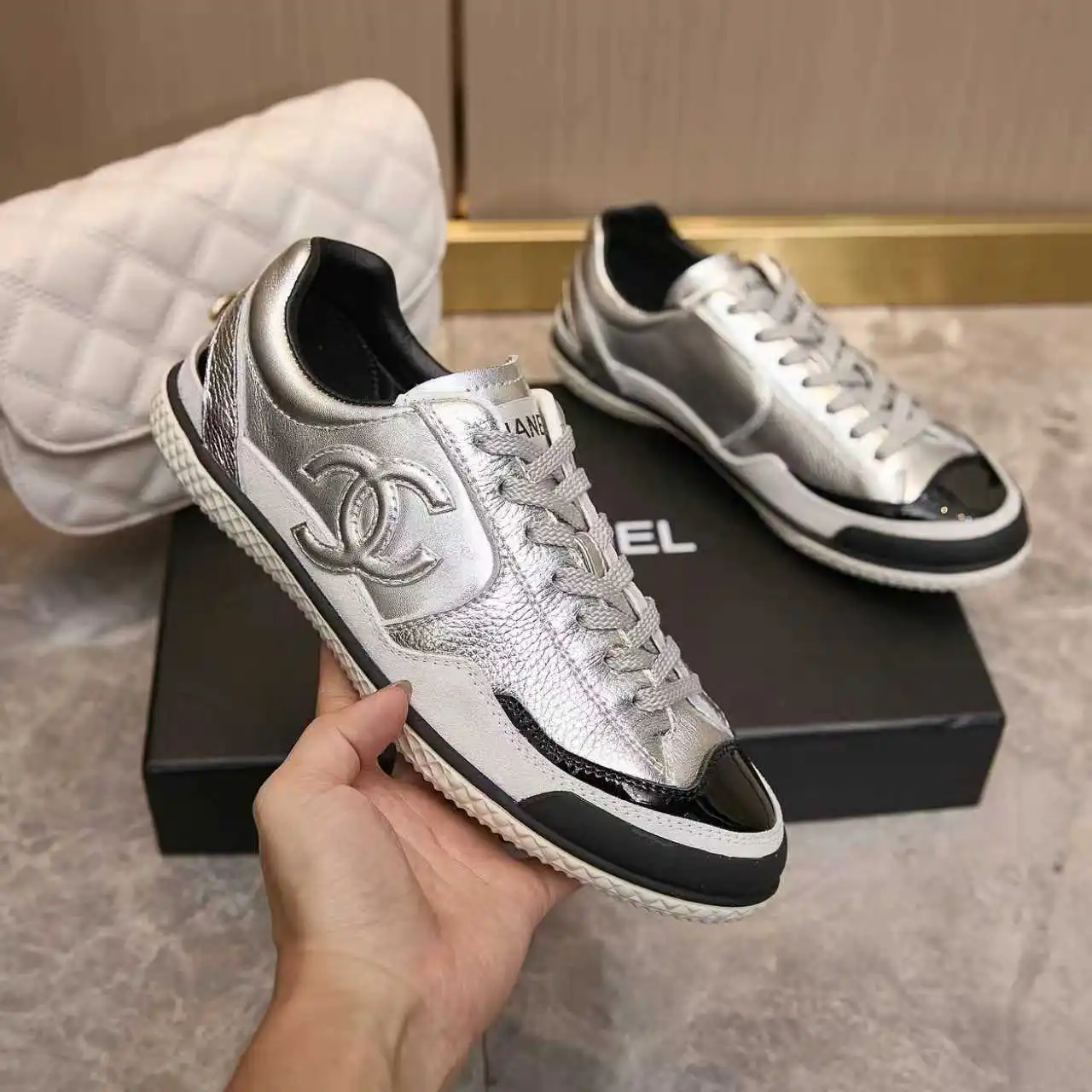 实价不让利P270!Chanel香奈儿——2025专柜顶级休闲款运动鞋 这款经典设计;鞋面多种工艺电绣的风格;大底却时尚运动;不平凡的拥入了多种配色元素…… 多元化混搭非常好看百搭,休闲,时尚,运动,户外都能兼顾…… ꫛꫀꪝ Go➫ 材料: ❶鞋面采用: 原版进口小牛皮 ❷内里采用: 原版进口透气羊皮里 ❸大底根据: 原版TPU组合大底 专柜精品包装全套女35–41