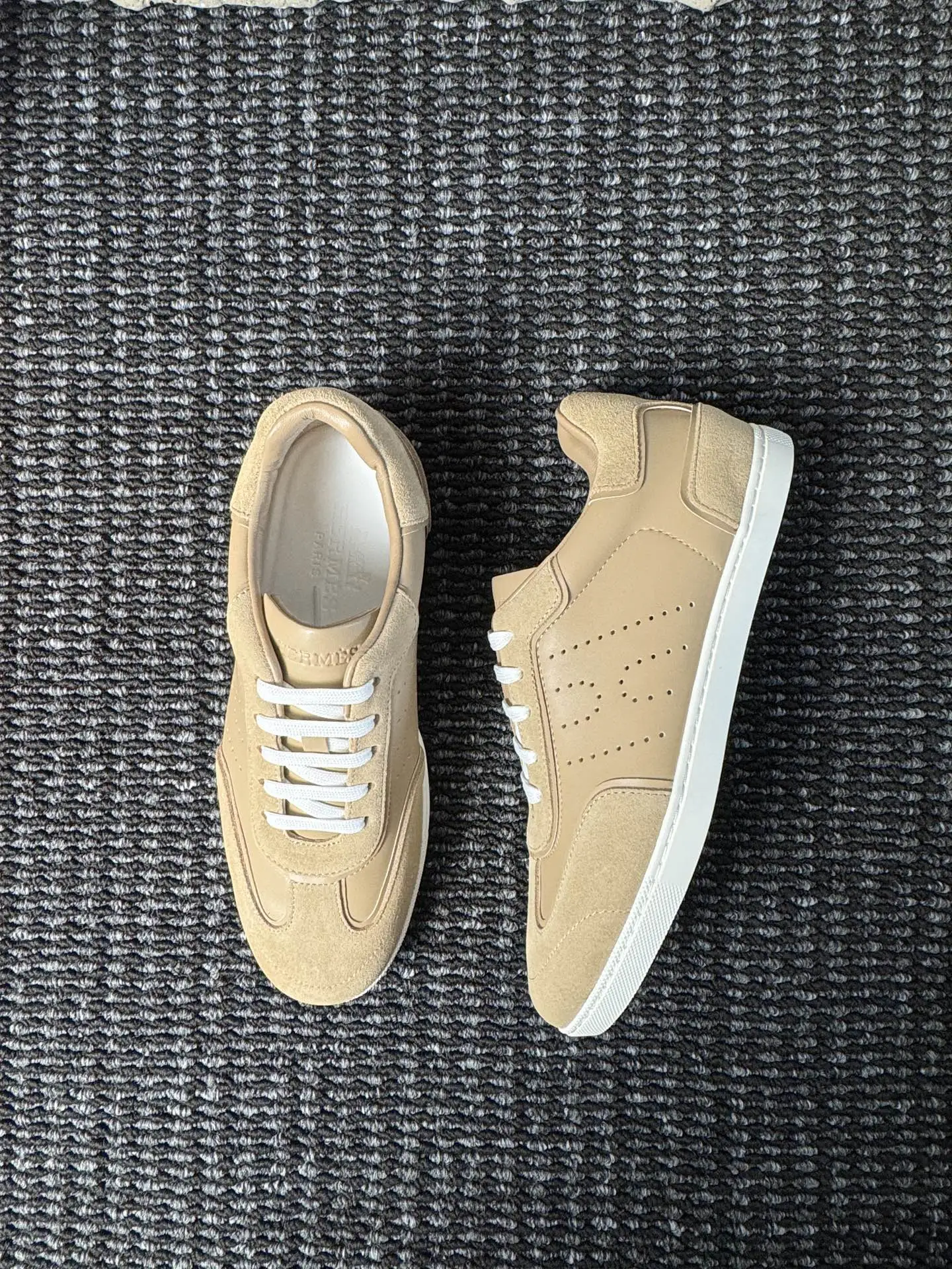 【 HERMES】爱马仕 P219💰 -高端品质 官网同款 -鞋面:🔝纳帕小牛皮、激光冲孔 H 字样 -内里:水染牛皮 -大底:超轻TPU成型大底 -超高品控·做工精细:凸显(高端·贵气·档次) -Size :38-44(45可订做)·