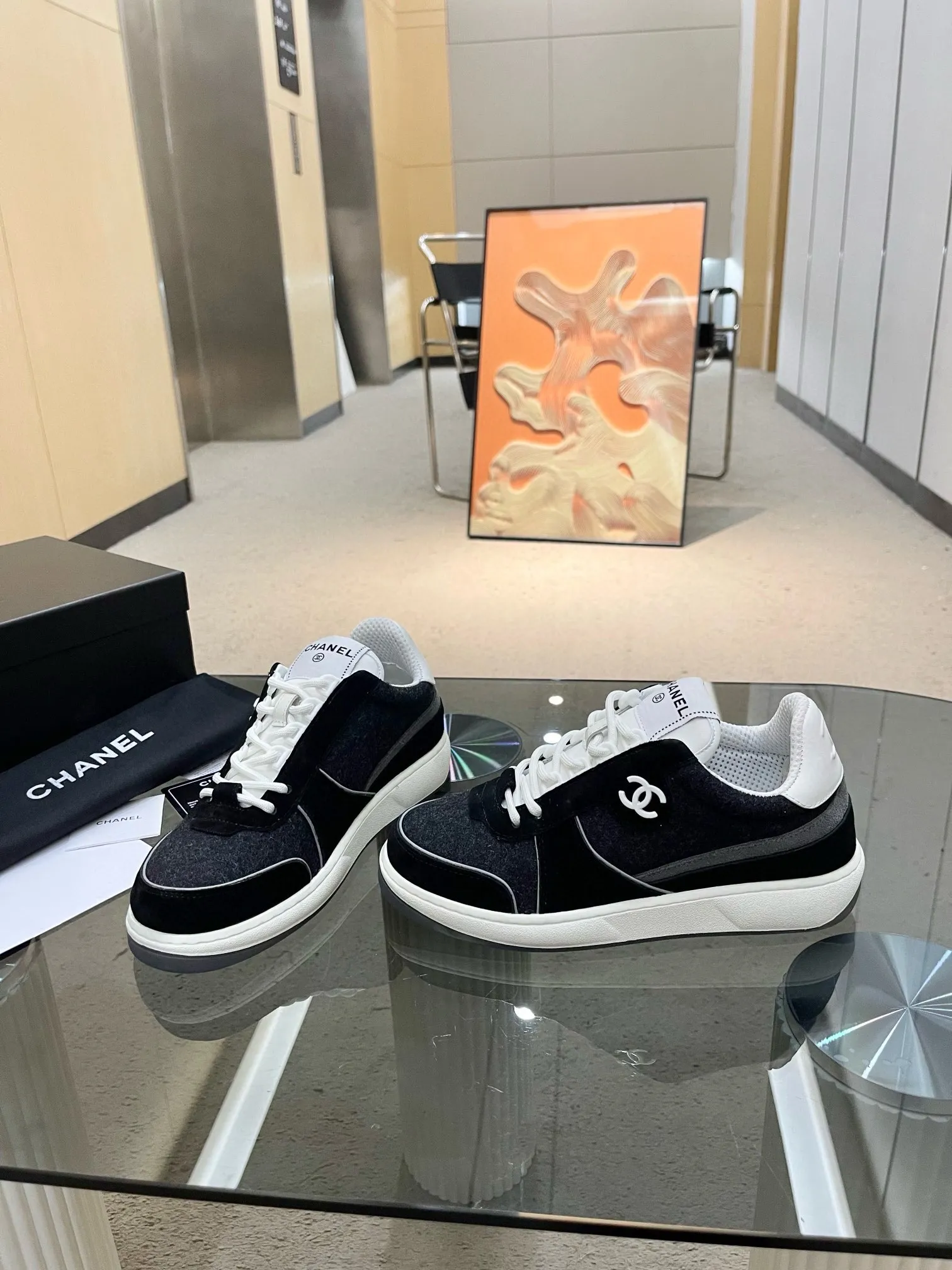 实价不让利P270!2024 ssCHA/香奈儿早春新款 运动鞋各大平台热卖单品~也是网红达人穿搭首选小香整个系列已全面升级 鞋面增加更多时尚元素 鞋面用料拼接鞋面(牛皮+磨砂皮+原版羽绒防水布) 原版双色PHYLON(MD)底, 回弹力好配全套高端包装 码数:35-44!