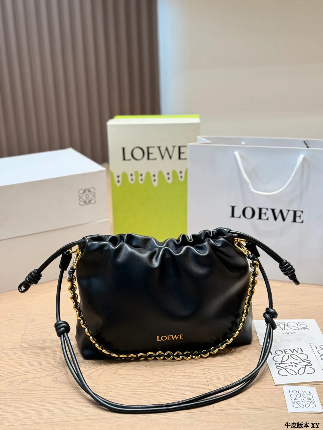 牛皮版本 p175/p170 Loewe Flamenco福袋包​​ Loewe Flamenco福袋包，黑色牛皮+金属链条，简约又有辨识度！抽绳设计超实用，日常通勤、休闲都能轻松驾驭✨。柔软牛皮手感超赞，链条细节提升质感，还很耐用。中号&小号尺寸，随心搭配，满足不同场合需求。Flamenco系列灵感来自西班牙文化，艺术感满满，是时尚与实用兼具的轻奢包包！ 尺寸 30 20cm 15 16cm