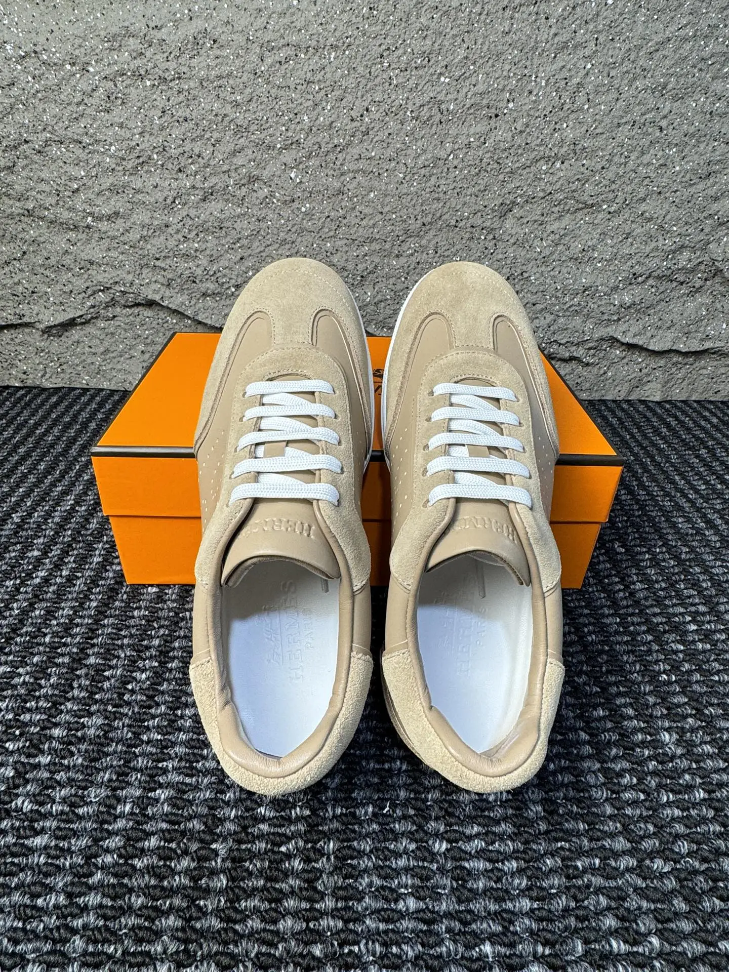 【 HERMES】爱马仕 P219💰 -高端品质 官网同款 -鞋面：🔝纳帕小牛皮、激光冲孔 H 字样 -内里：水染牛皮 -大底：超轻TPU成型大底 -超高品控&middot;做工精细：凸显(高端&middot;贵气&middot;档次) -Size ：38-44（45可订做)&middot;