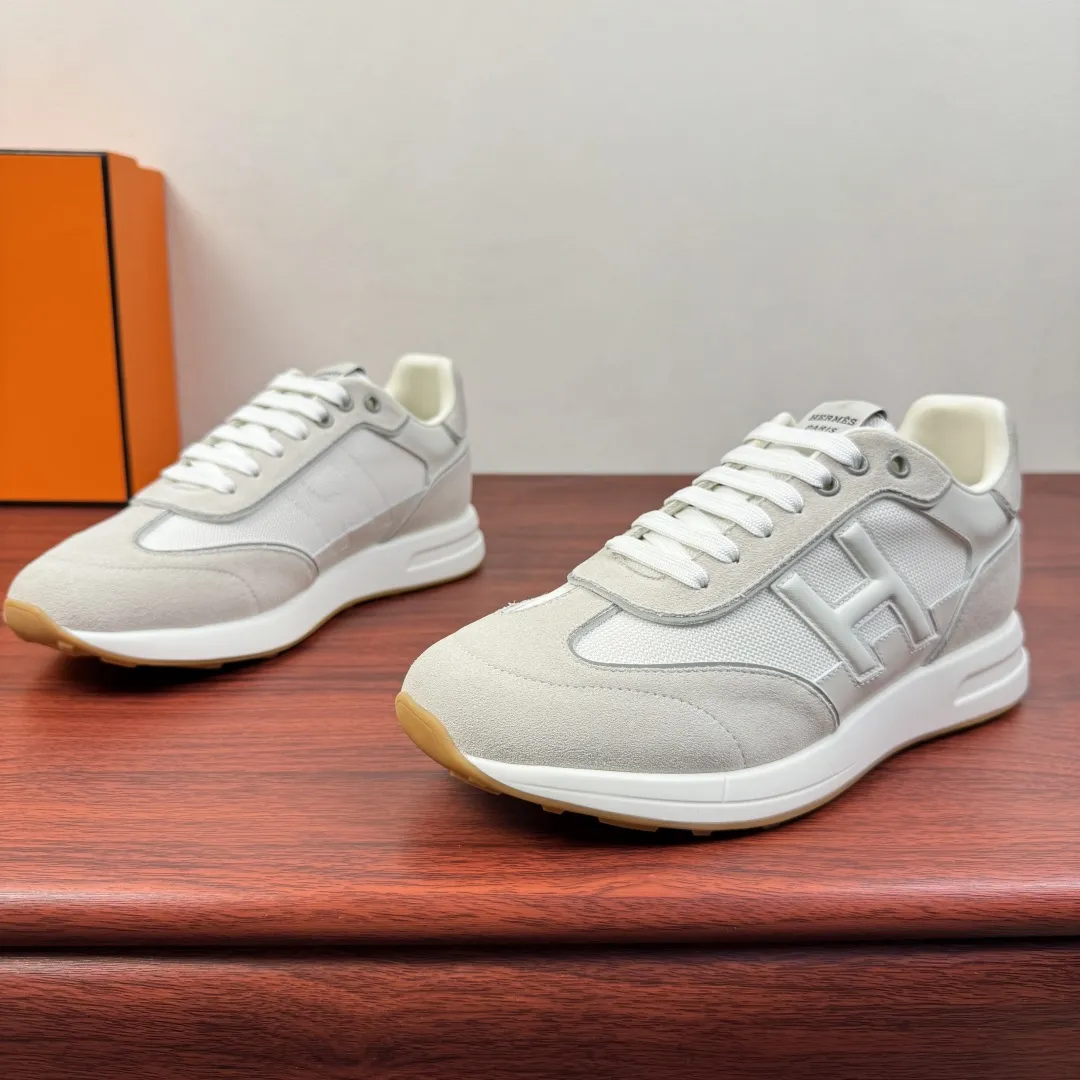 批380 Hermes/爱马仕 Match系列运动鞋 新款出货！复古休闲运动鞋｜意式匠艺与法式优雅的碰撞！鞋面甄选细腻粒面小牛皮与柔软麂皮，搭配透气网布拼接，层次丰富且质感高级，每一处缝线都彰显手工匠艺。标志性立体&ldquo;H&rdquo;字母缀饰，既是品牌辨识度的体现，也是复古美学的点睛之笔。轻量化橡胶大底搭配缓震中底，行走时柔韧回弹，久穿不累。经典系带设计贴合脚型，多色可选适配不同穿搭场景，无论是商务通勤还是休闲出街，都能轻松驾驭。多重款式可选，满足不同场景搭配需求，全套包装！ 尺码：39-40-41-43-43-44皮鞋尺码（可定制38.45） 货号：H1211反绒布 白色