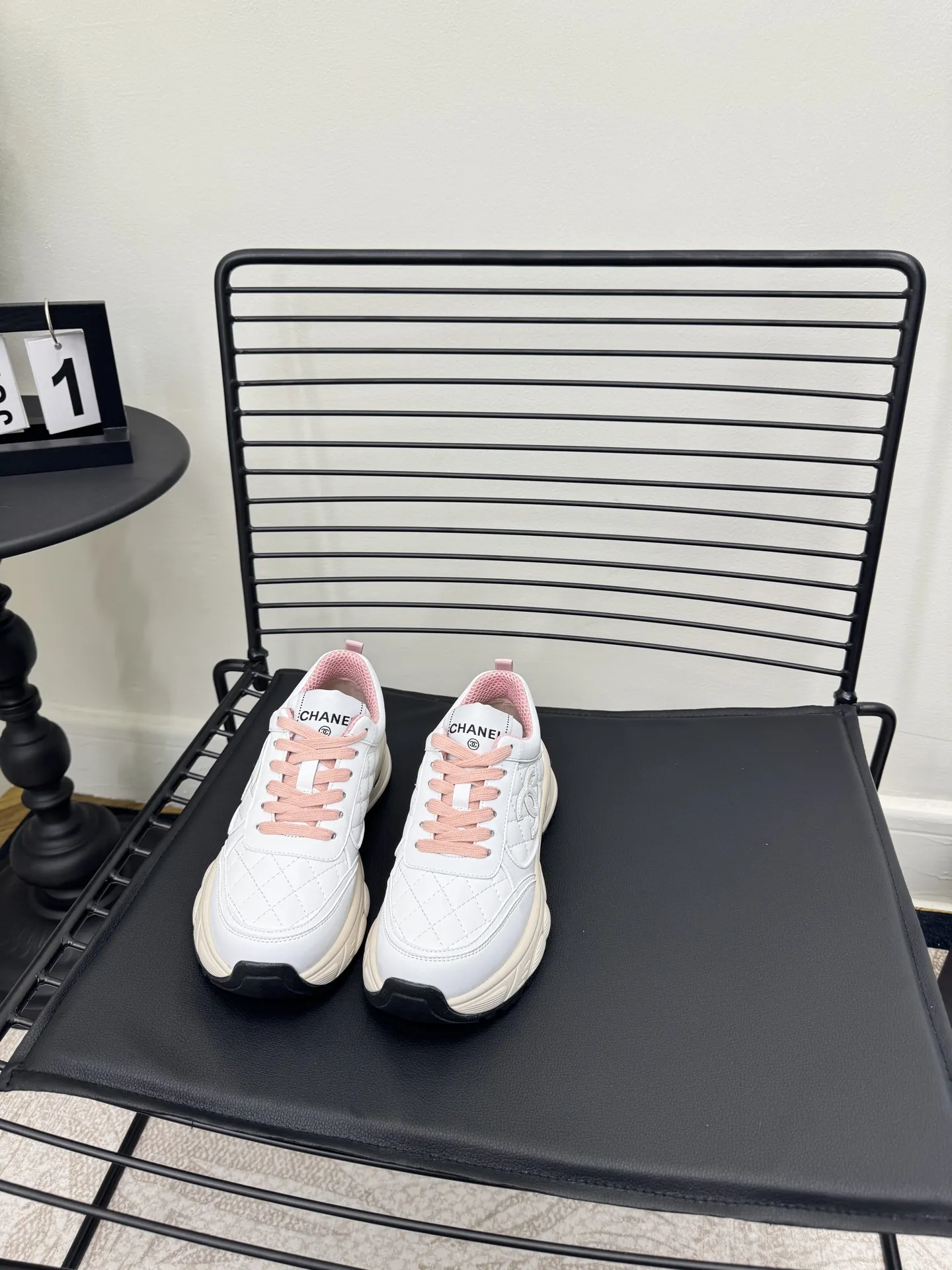 实价不让利P300！ Size:35-41 Chanel 25C新款香奈儿运动休闲鞋 百搭小白鞋 款式搭配不会出错 撞色搭配活力满满啊 侧面压印logo 上脚很秀气 鞋面原版定制材料 原版大底