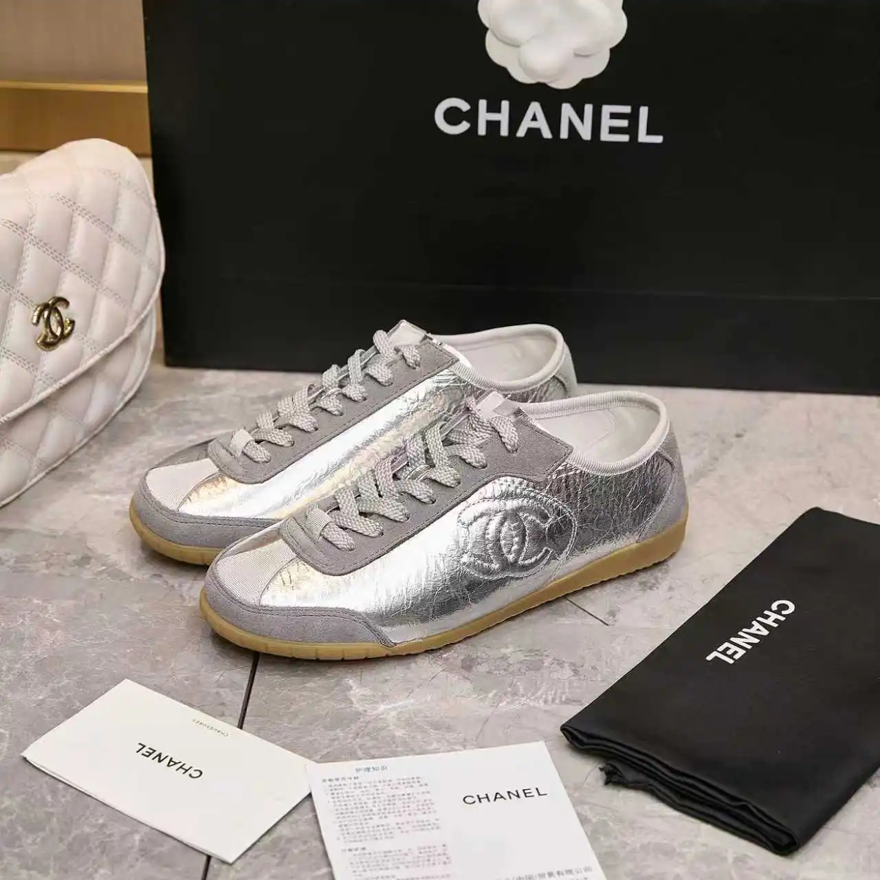 实价不让利P260！Chanel香奈儿&mdash;&mdash;2025专柜顶级休闲款运动鞋 这款经典设计；鞋面多种工艺的风格；大底却时尚运动；不平凡的拥入了多种配色元素&hellip;&hellip; 多元化混搭非常好看百搭，休闲，时尚，运动，户外都能兼顾&hellip;&hellip; ꫛꫀꪝ Go➫ 材料： ❶鞋面采用： 原版进口牛皮 ❷内里采用： 原版进口透气羊皮 ❸大底根据： 原版TPU大底 专柜精品包装全套女35&ndash;41