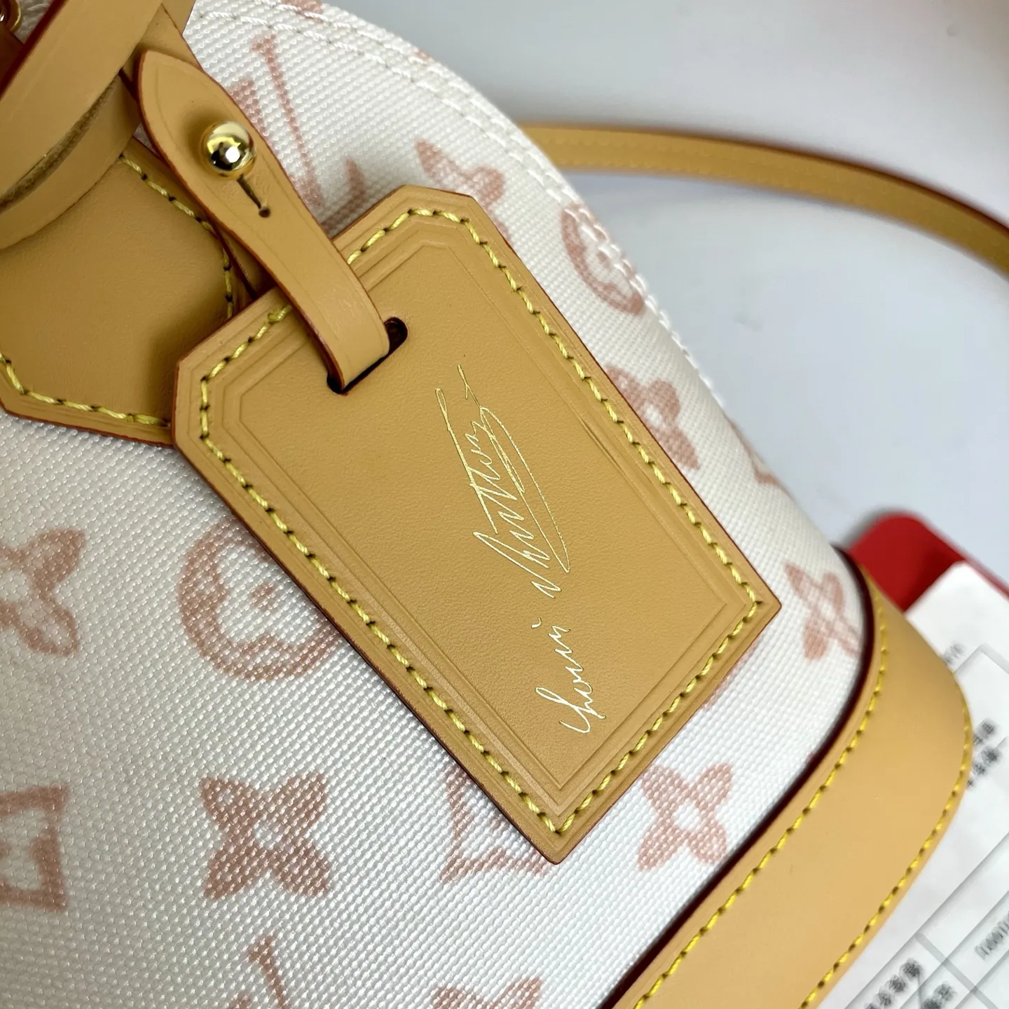 p390,顶级原单 M27525米色 M28272玫红 M28526蓝色LV130周年纪念限定老花系列彩色款 本款 Alma BB 手袋溯源 1934 年的装饰艺术格调，以 Monogram 帆布塑造雅致构型。耀目挂锁与钥匙、Toron 手柄和皮革钥匙包点睛经典元素，可拆卸并调节的肩带方便斜挎。尺寸：17.5 x 11.5 x 23.5 厘米 (高 x 宽 x 长度)