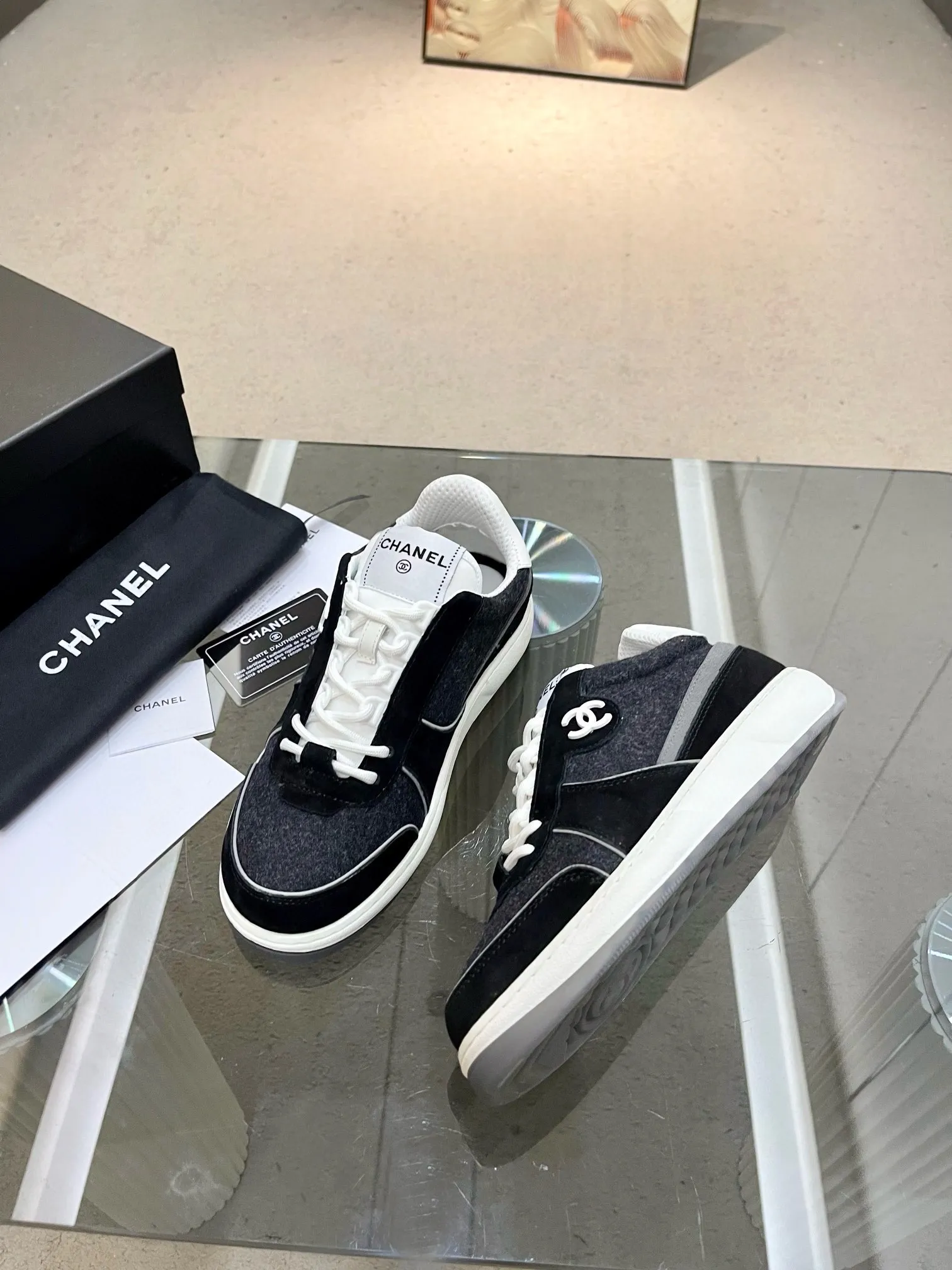 实价不让利P270！2024 ssCHA/香奈儿早春新款 运动鞋各大平台热卖单品~也是网红达人穿搭首选小香整个系列已全面升级 鞋面增加更多时尚元素 鞋面用料拼接鞋面（牛皮+磨砂皮+原版羽绒防水布） 原版双色PHYLON(MD)底， 回弹力好配全套高端包装 码数:35-44！