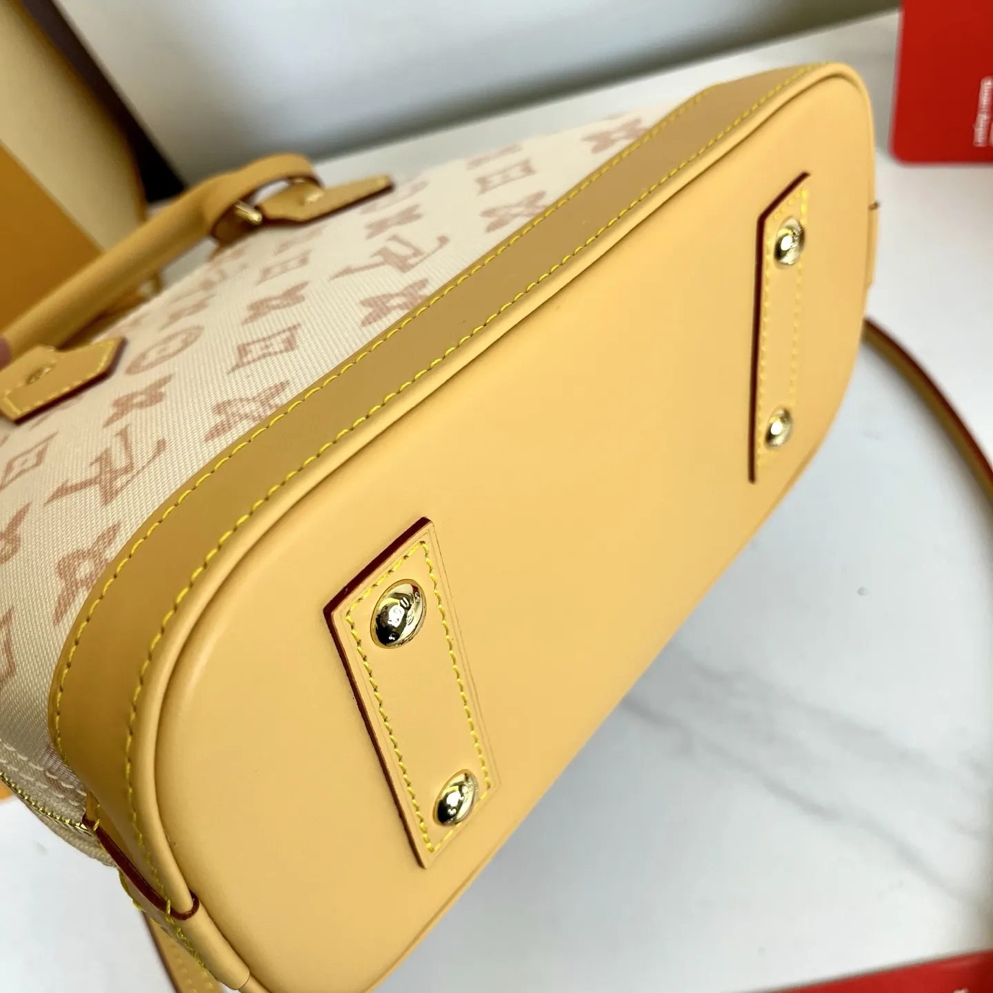 p390,顶级原单 M27525米色 M28272玫红 M28526蓝色LV130周年纪念限定老花系列彩色款 本款 Alma BB 手袋溯源 1934 年的装饰艺术格调,以 Monogram 帆布塑造雅致构型。耀目挂锁与钥匙、Toron 手柄和皮革钥匙包点睛经典元素,可拆卸并调节的肩带方便斜挎。尺寸:17.5 x 11.5 x 23.5 厘米 (高 x 宽 x 长度)