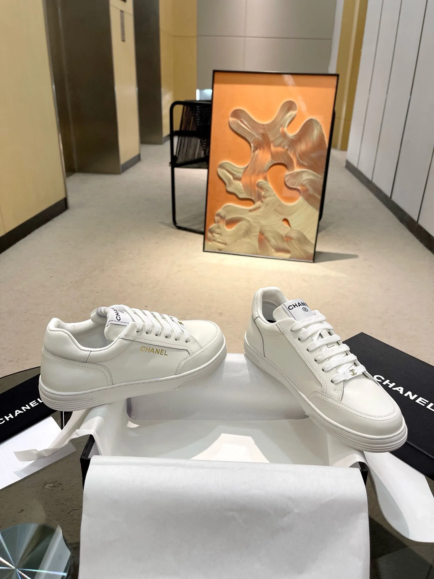 实价不让利P261!2024 ssCHA/香奈儿早春新款 运动鞋各大平台热卖单品~也是网红达人穿搭首选小香整个系列已全面升级 鞋面增加更多时尚元素 鞋面用料拼接鞋面(牛皮+磨砂皮+原版羽绒防水布) 原版双色PHYLON(MD)底, 回弹力好配全套高端包装 码数:35-44!