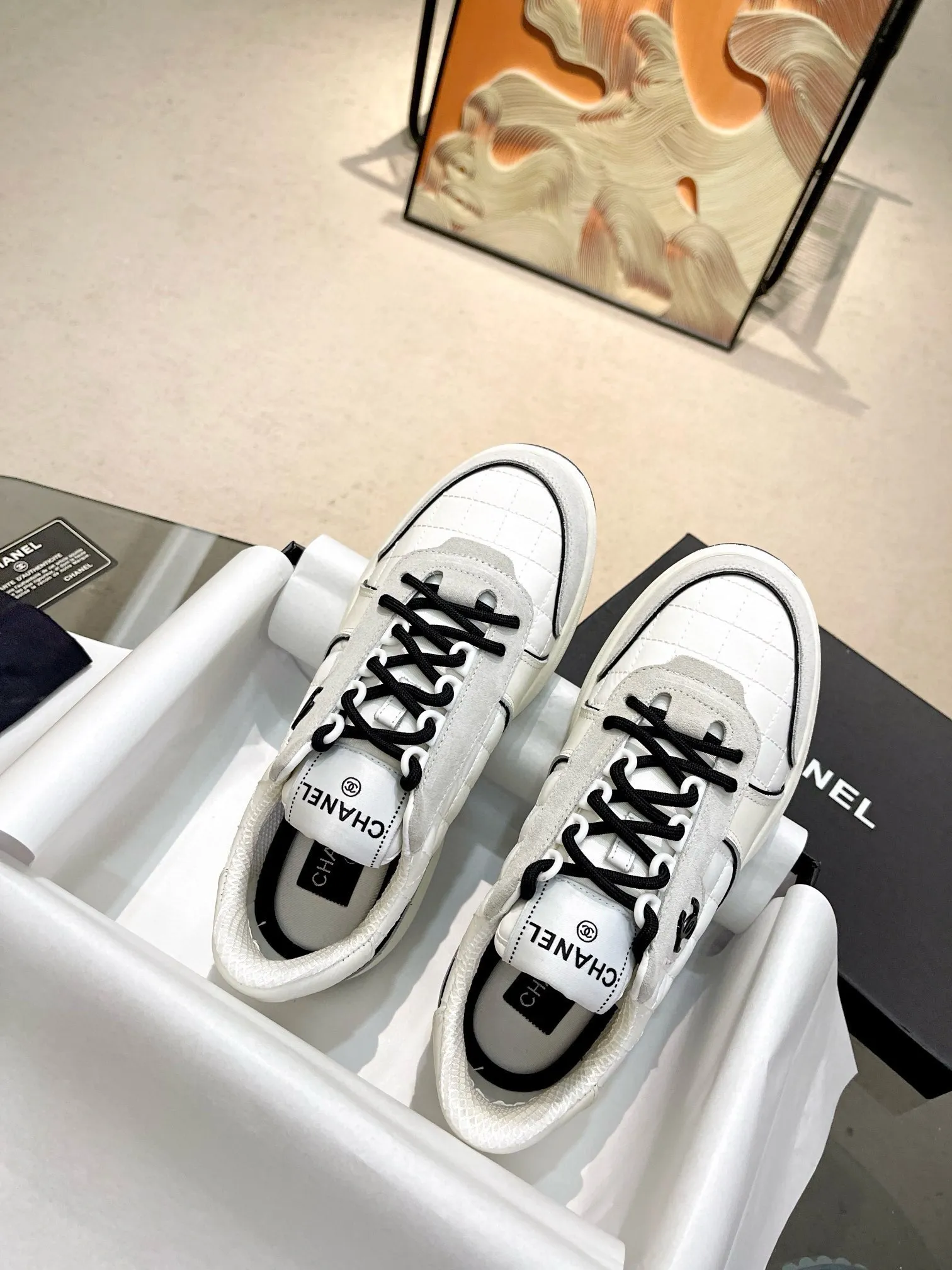 实价不让利P250！2024 ssCHA/香奈儿早春新款 运动鞋各大平台热卖单品~也是网红达人穿搭首选小香整个系列已全面升级 鞋面增加更多时尚元素 鞋面用料拼接鞋面（牛皮+磨砂皮+原版羽绒防水布） 原版双色PHYLON(MD)底， 回弹力好配全套高端包装 码数:35-44！