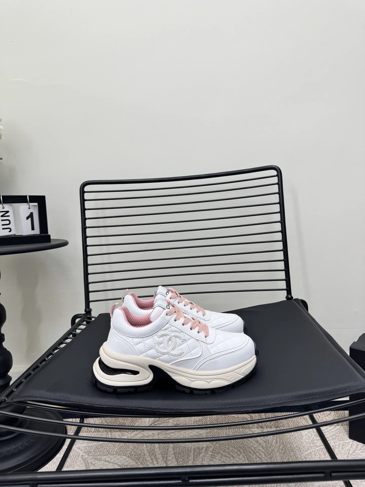 实价不让利P300！ Size:35-41 Chanel 25C新款香奈儿运动休闲鞋 百搭小白鞋 款式搭配不会出错 撞色搭配活力满满啊 侧面压印logo 上脚很秀气 鞋面原版定制材料 原版大底