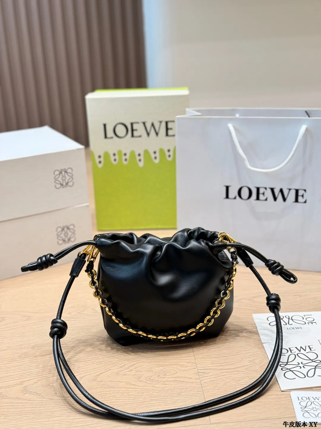 牛皮版本 p175/p170 Loewe Flamenco福袋包​​ Loewe Flamenco福袋包，黑色牛皮+金属链条，简约又有辨识度！抽绳设计超实用，日常通勤、休闲都能轻松驾驭✨。柔软牛皮手感超赞，链条细节提升质感，还很耐用。中号&小号尺寸，随心搭配，满足不同场合需求。Flamenco系列灵感来自西班牙文化，艺术感满满，是时尚与实用兼具的轻奢包包！ 尺寸 30 20cm 15 16cm