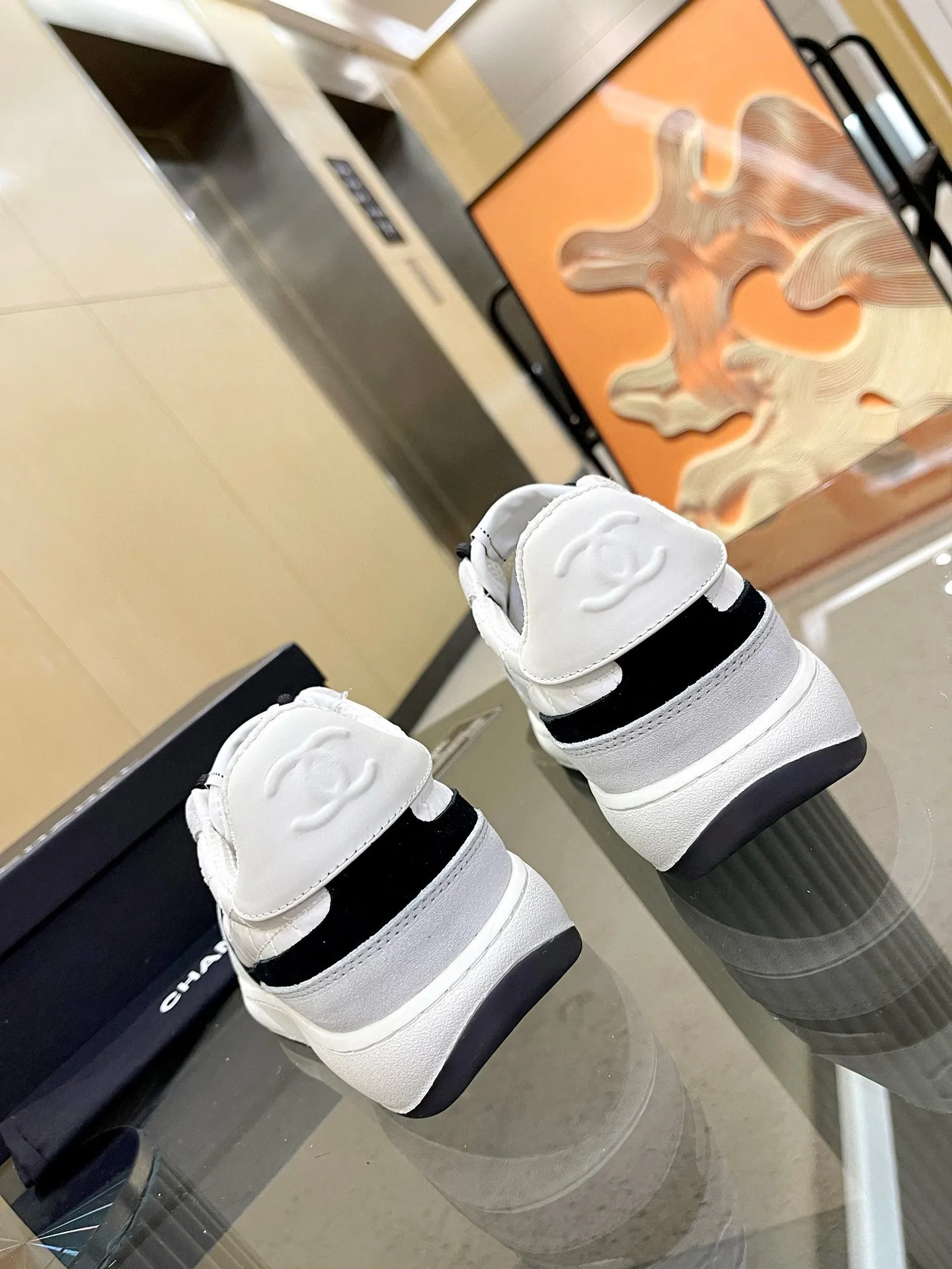 实价不让利P250!2024 ssCHA/香奈儿早春新款 运动鞋各大平台热卖单品~也是网红达人穿搭首选小香整个系列已全面升级 鞋面增加更多时尚元素 鞋面用料拼接鞋面(牛皮+磨砂皮+原版羽绒防水布) 原版双色PHYLON(MD)底, 回弹力好配全套高端包装 码数:35-44!