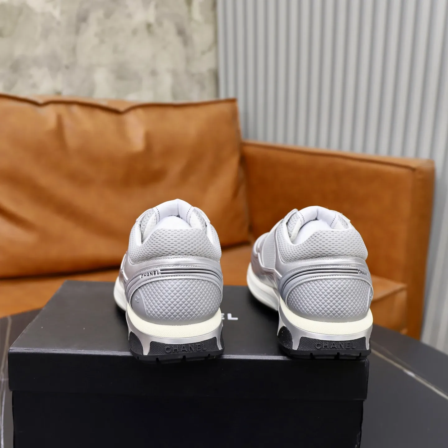 出厂价：310💰 情侣款香奈儿 运动鞋官网经典版， 大气十分亮眼 男女休闲鞋。原版1:1大底 独具时尚前卫气息 ，更显尊贵！是潮男的首选。颜色：码数：35-44（45定制）透气十足 实物图片色