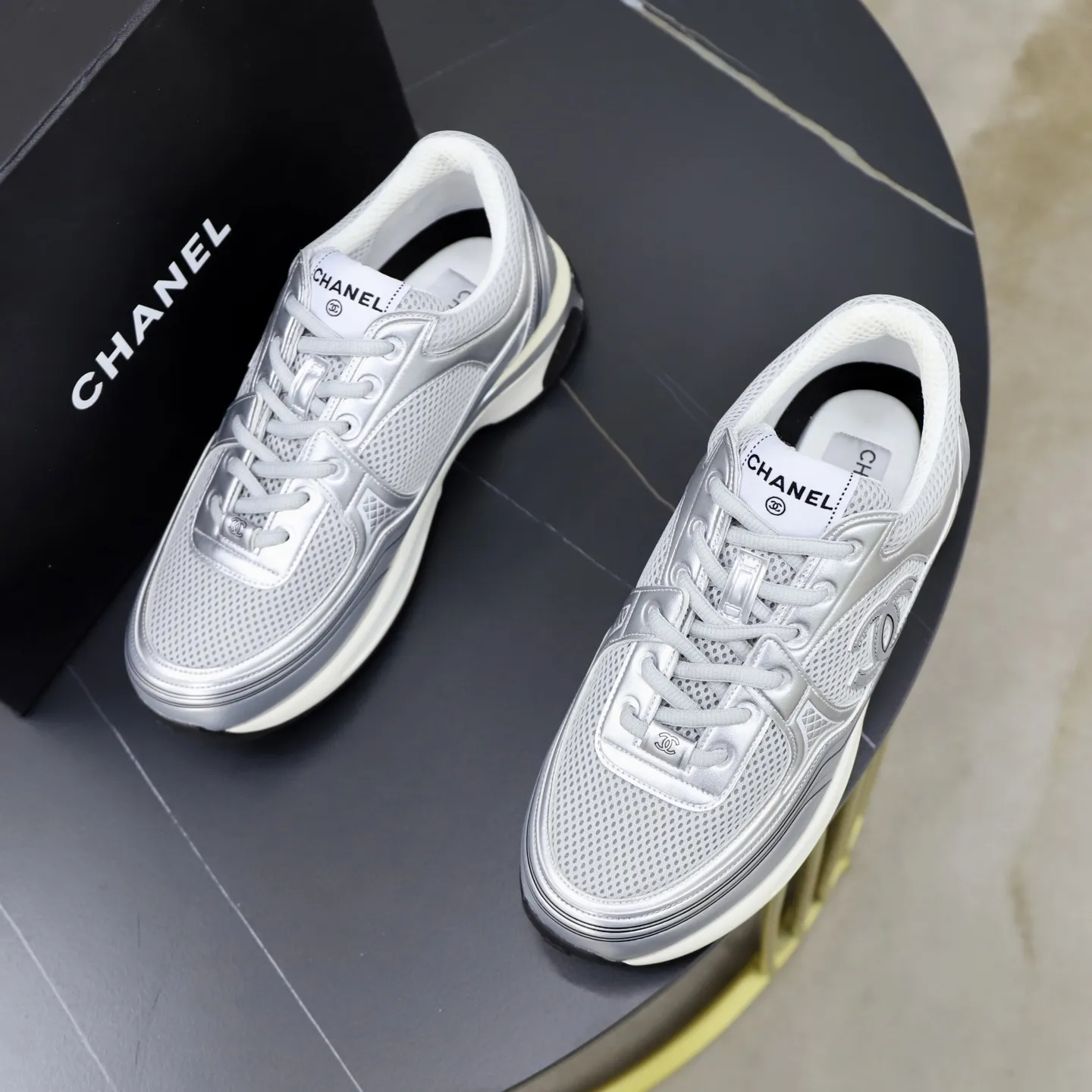 出厂价：310💰 情侣款香奈儿 运动鞋官网经典版， 大气十分亮眼 男女休闲鞋。原版1:1大底 独具时尚前卫气息 ，更显尊贵！是潮男的首选。颜色：码数：35-44（45定制）透气十足 实物图片色